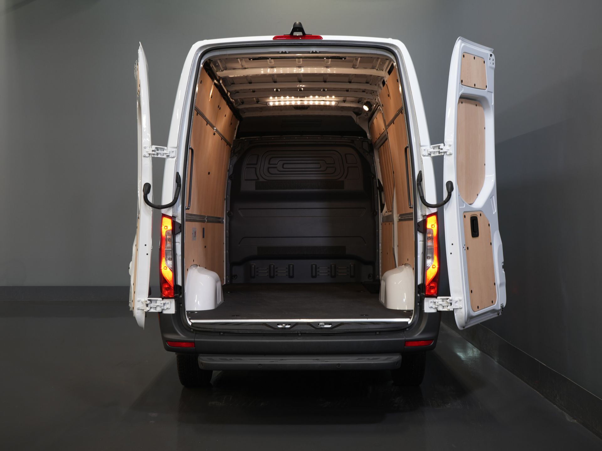 Mercedes-Benz Sprinter Bestelbus 317 CDI Aut. L2H2 3.5t Trekverm./ LED/ Gev.Stoel/ 270 Gr.Deuren/ Stoelverw./ Navi/ Camera/ PDC/ Cruise/ Airco