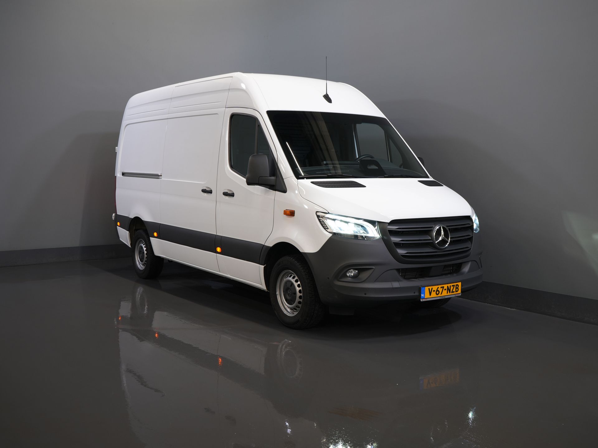 Mercedes-Benz Sprinter Bestelbus 317 CDI Aut. L2H2 3.5t Trekverm./ LED/ Gev.Stoel/ 270 Gr.Deuren/ Stoelverw./ Navi/ Camera/ PDC/ Cruise/ Airco