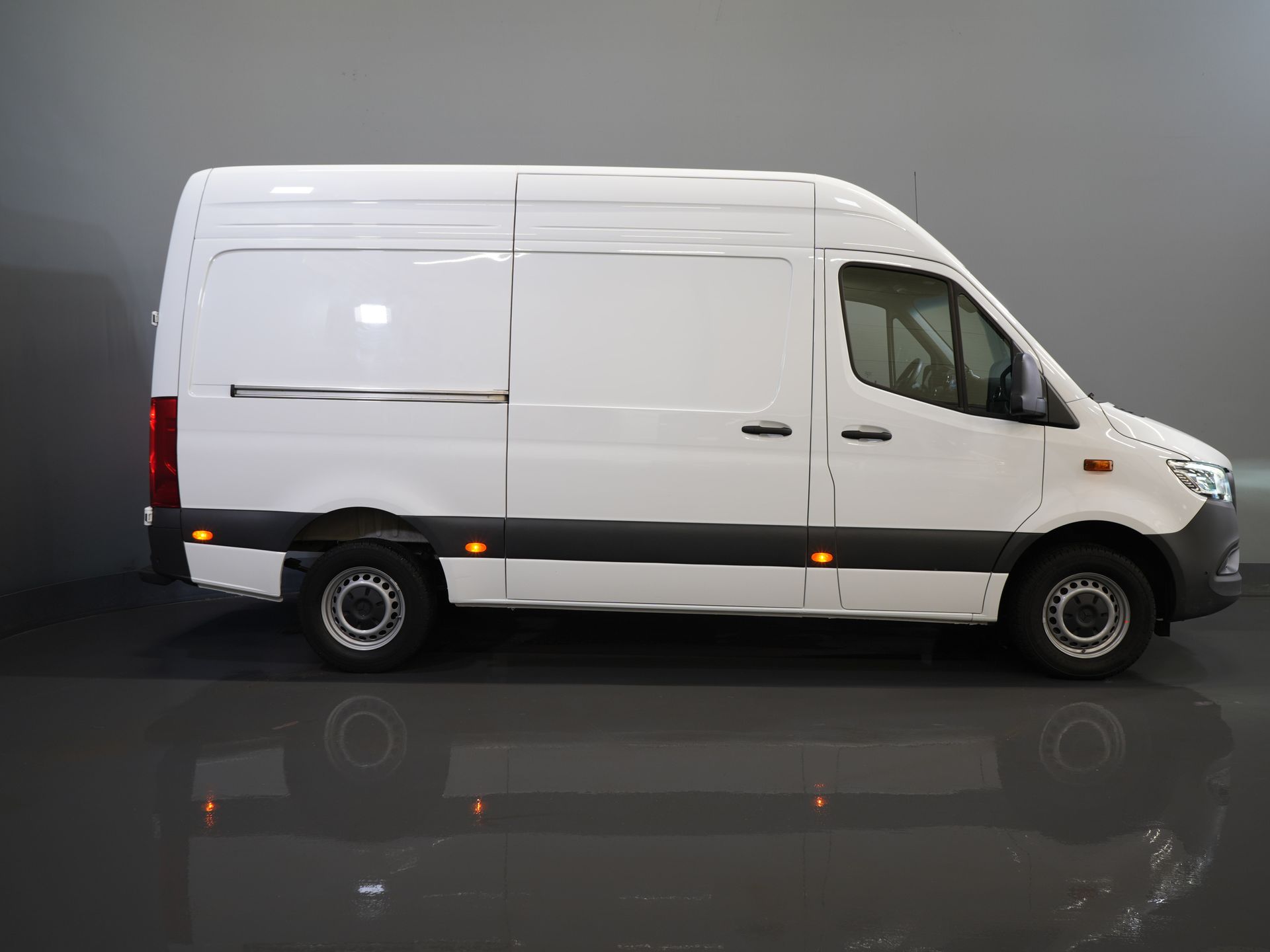 Mercedes-Benz Sprinter Bestelbus 317 CDI Aut. L2H2 3.5t Trekverm./ LED/ Gev.Stoel/ 270 Gr.Deuren/ Stoelverw./ Navi/ Camera/ PDC/ Cruise/ Airco