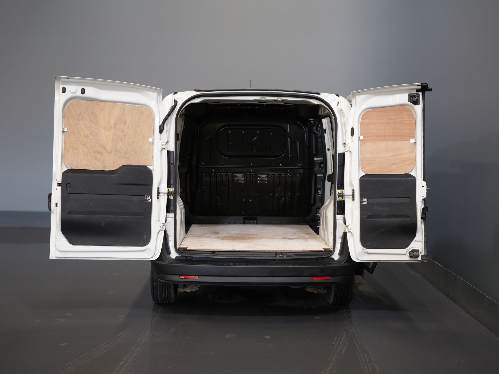 Fiat Dobló Cargo Bestelbus 1.3 MJ BPM VRIJ! 7x Voorraad NL Auto/ Airco/ Bluetooth/ Betimmering