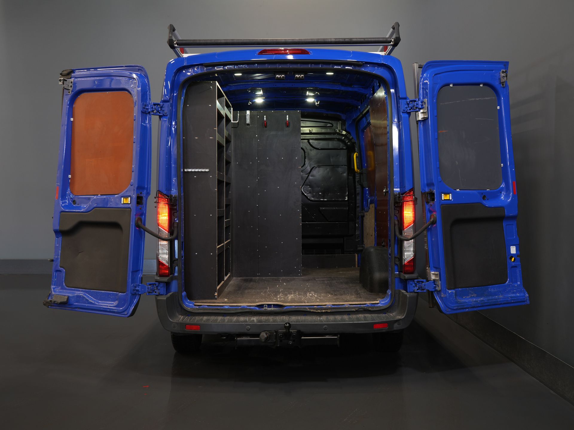 Ford Transit Bestelbus 2.0 TDCI 130 pk L2H2 Trend NL Auto/ 2xSchuifdeur/ Imperaal + Ladder/ Inrichting/ Cruise/ Camera/ Trekhaak/ PDC/ Airco