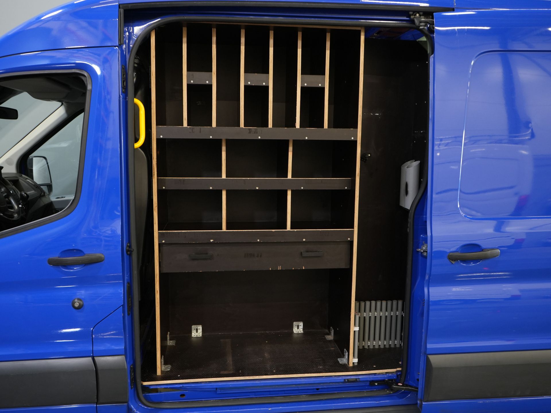 Ford Transit Bestelbus 2.0 TDCI 130 pk L2H2 Trend NL Auto/ 2xSchuifdeur/ Imperaal + Ladder/ Inrichting/ Cruise/ Camera/ Trekhaak/ PDC/ Airco