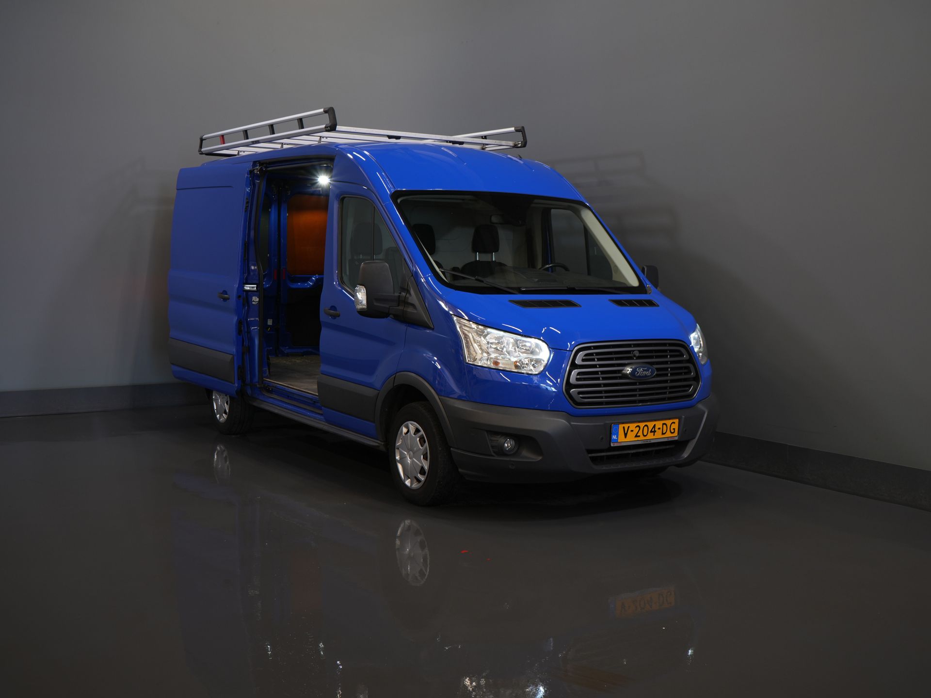 Ford Transit Bestelbus 2.0 TDCI 130 pk L2H2 Trend NL Auto/ 2xSchuifdeur/ Imperaal + Ladder/ Inrichting/ Cruise/ Camera/ Trekhaak/ PDC/ Airco