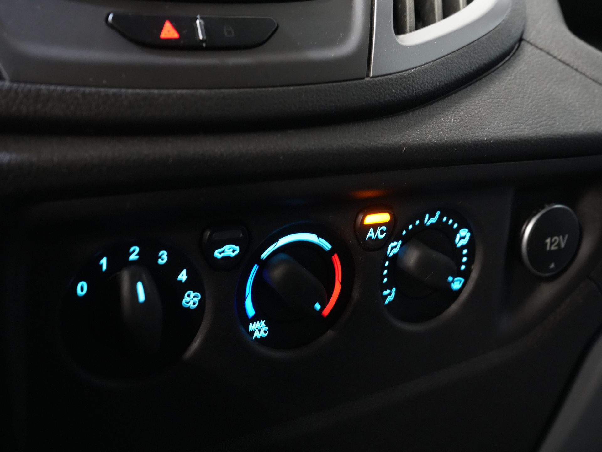 Ford Transit Bestelbus 2.0 TDCI 130 pk L2H2 Trend NL Auto/ 2xSchuifdeur/ Imperaal + Ladder/ Inrichting/ Cruise/ Camera/ Trekhaak/ PDC/ Airco