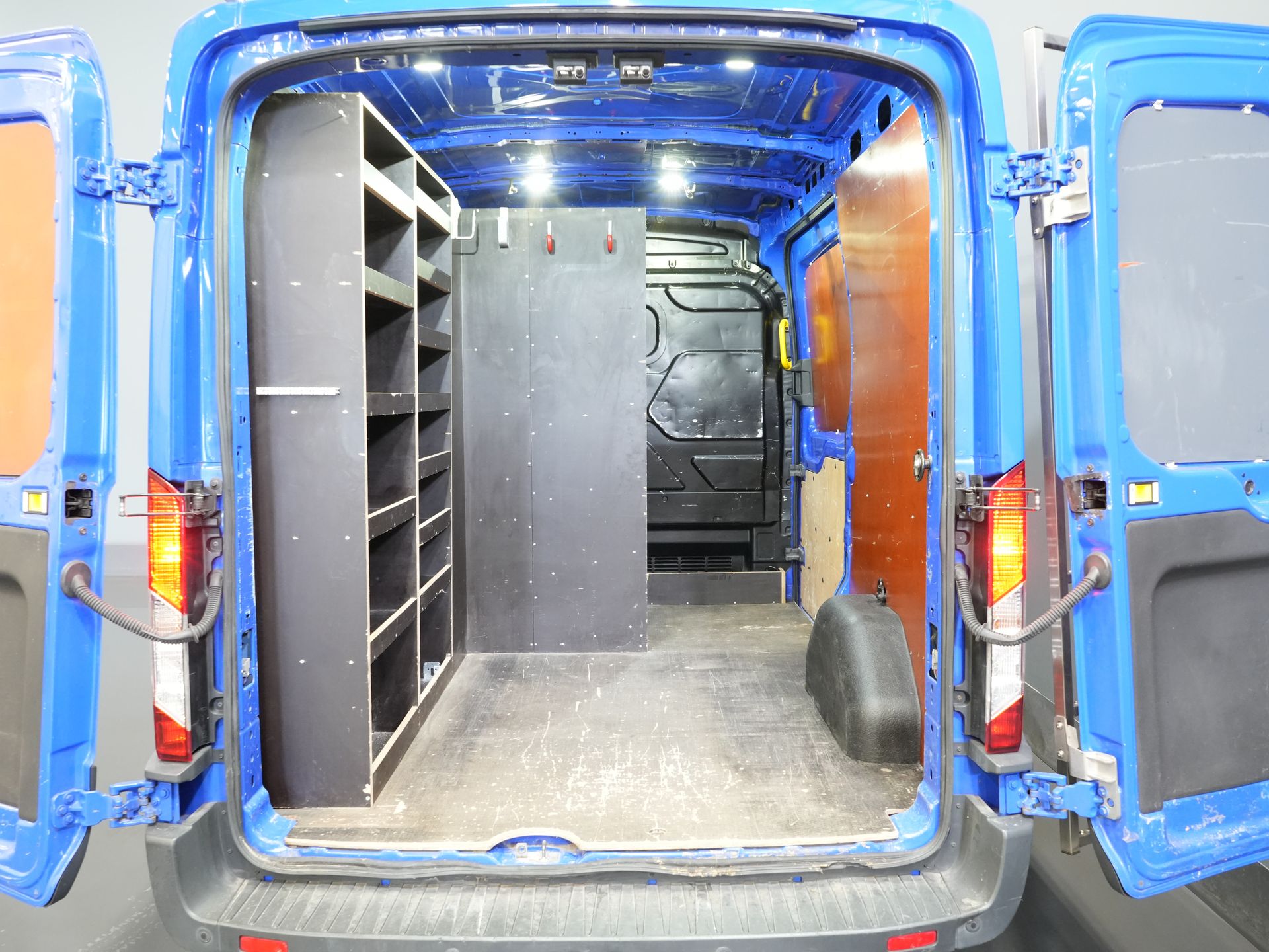 Ford Transit Bestelbus 2.0 TDCI 130 pk L2H2 Trend NL Auto/ 2xSchuifdeur/ Imperaal + Ladder/ Inrichting/ Cruise/ Camera/ Trekhaak/ PDC/ Airco