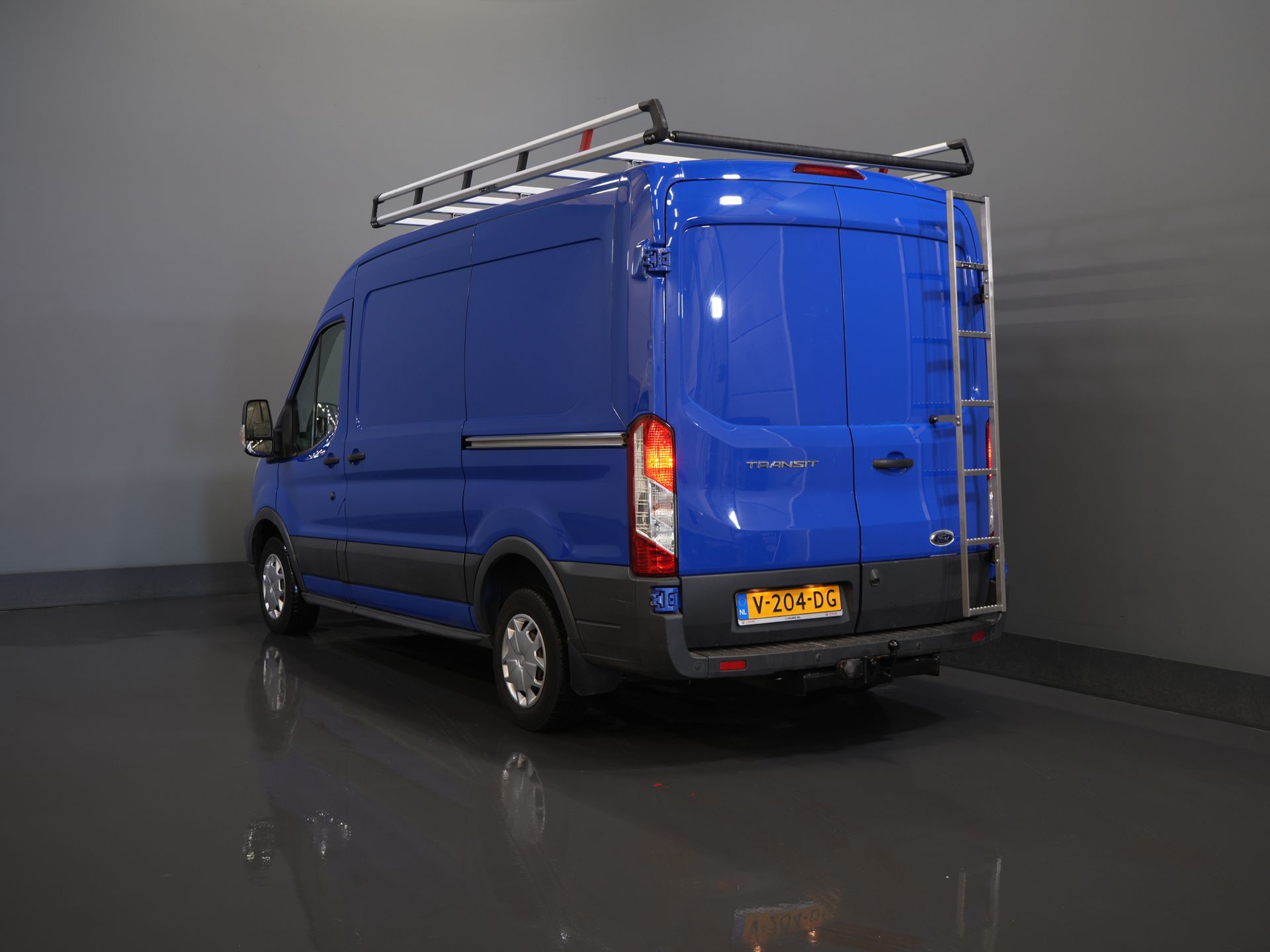 Ford Transit Bestelbus 2.0 TDCI 130 pk L2H2 Trend NL Auto/ 2xSchuifdeur/ Imperaal + Ladder/ Inrichting/ Cruise/ Camera/ Trekhaak/ PDC/ Airco
