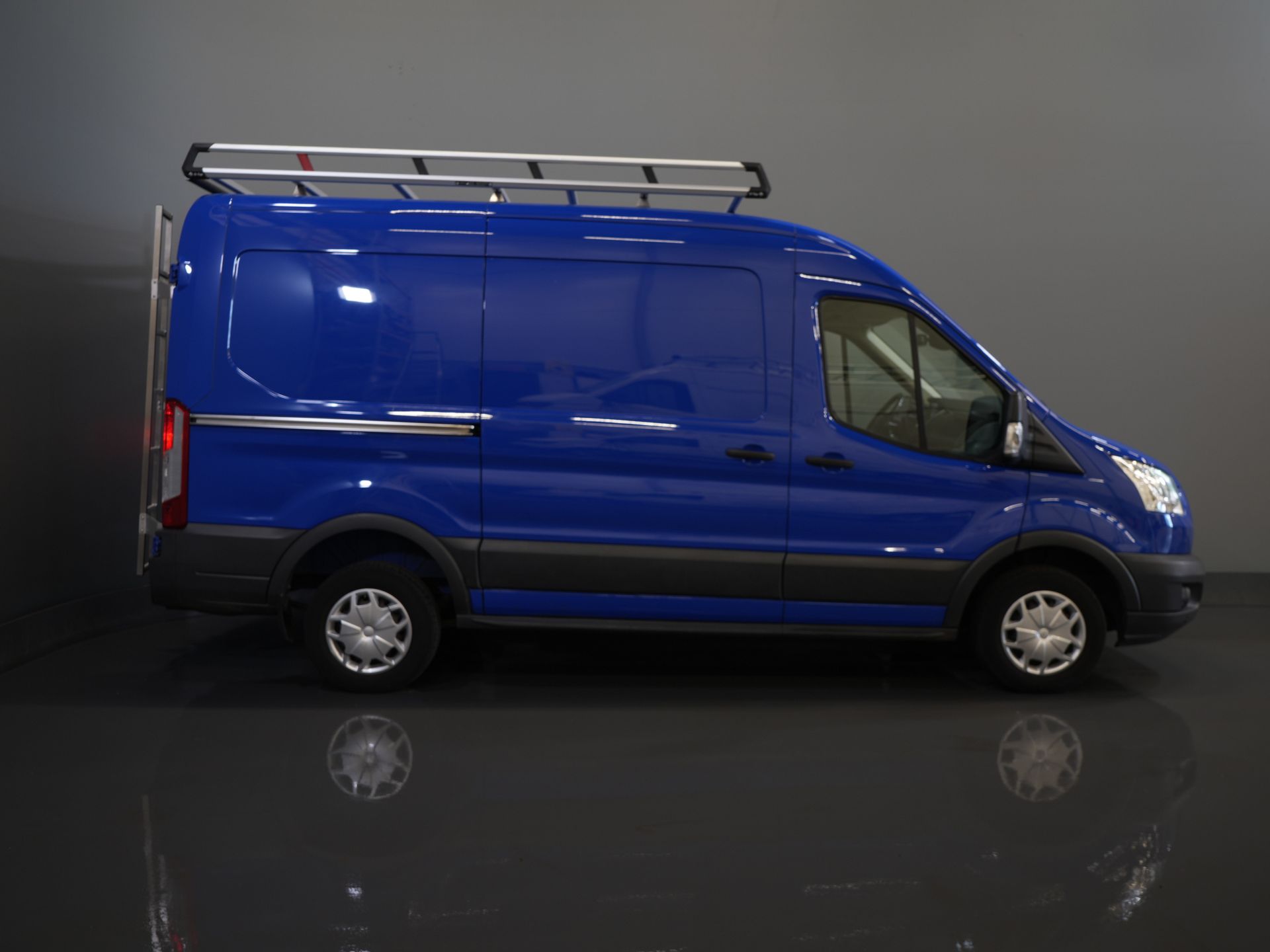 Ford Transit Bestelbus 2.0 TDCI 130 pk L2H2 Trend NL Auto/ 2xSchuifdeur/ Imperaal + Ladder/ Inrichting/ Cruise/ Camera/ Trekhaak/ PDC/ Airco