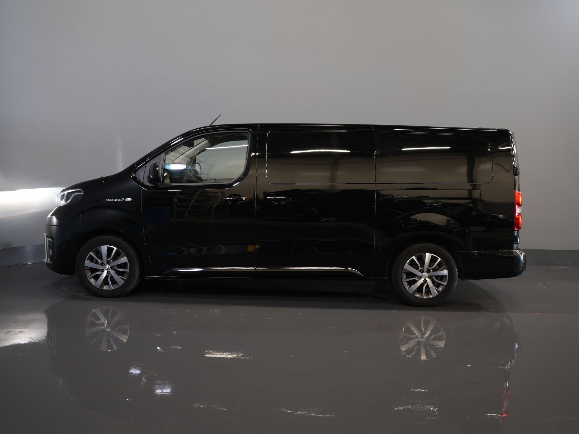 Toyota PROACE Electric Worker Van 75 kWh 265km WLTP L3 Xenon/ 2x Sliding door/ Stand heater/ Seatverw./ Carplay/ Climate/ Camera/ LMV/ Towbar