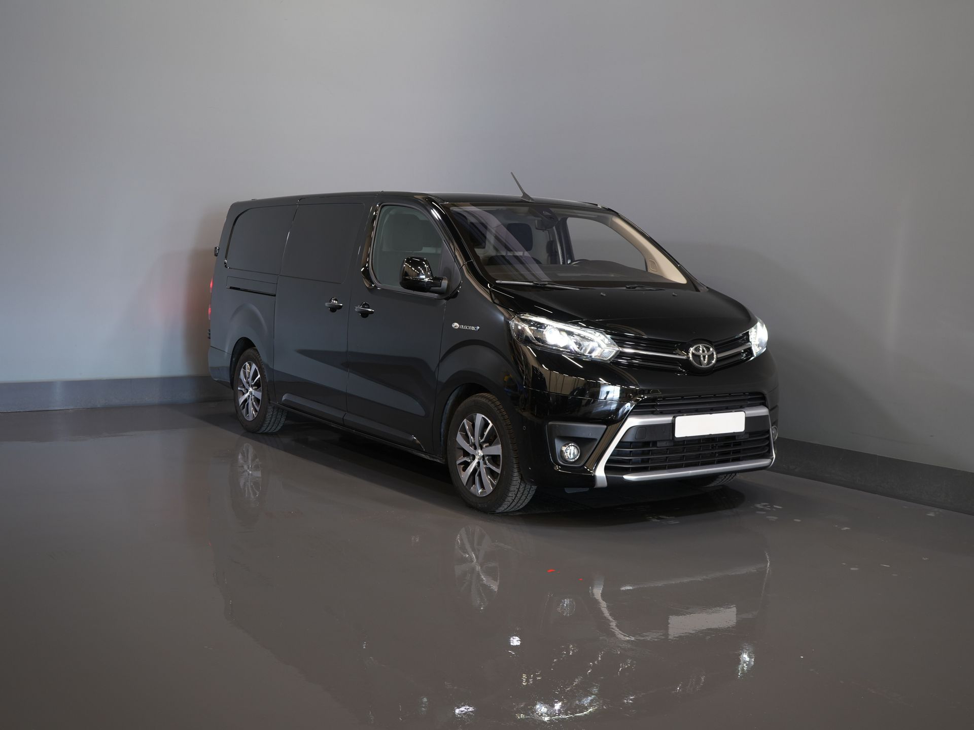 Toyota PROACE Electric Worker Van 75 kWh 265km WLTP L3 Xenon/ 2x Sliding door/ Stand heater/ Seatverw./ Carplay/ Climate/ Camera/ LMV/ Towbar