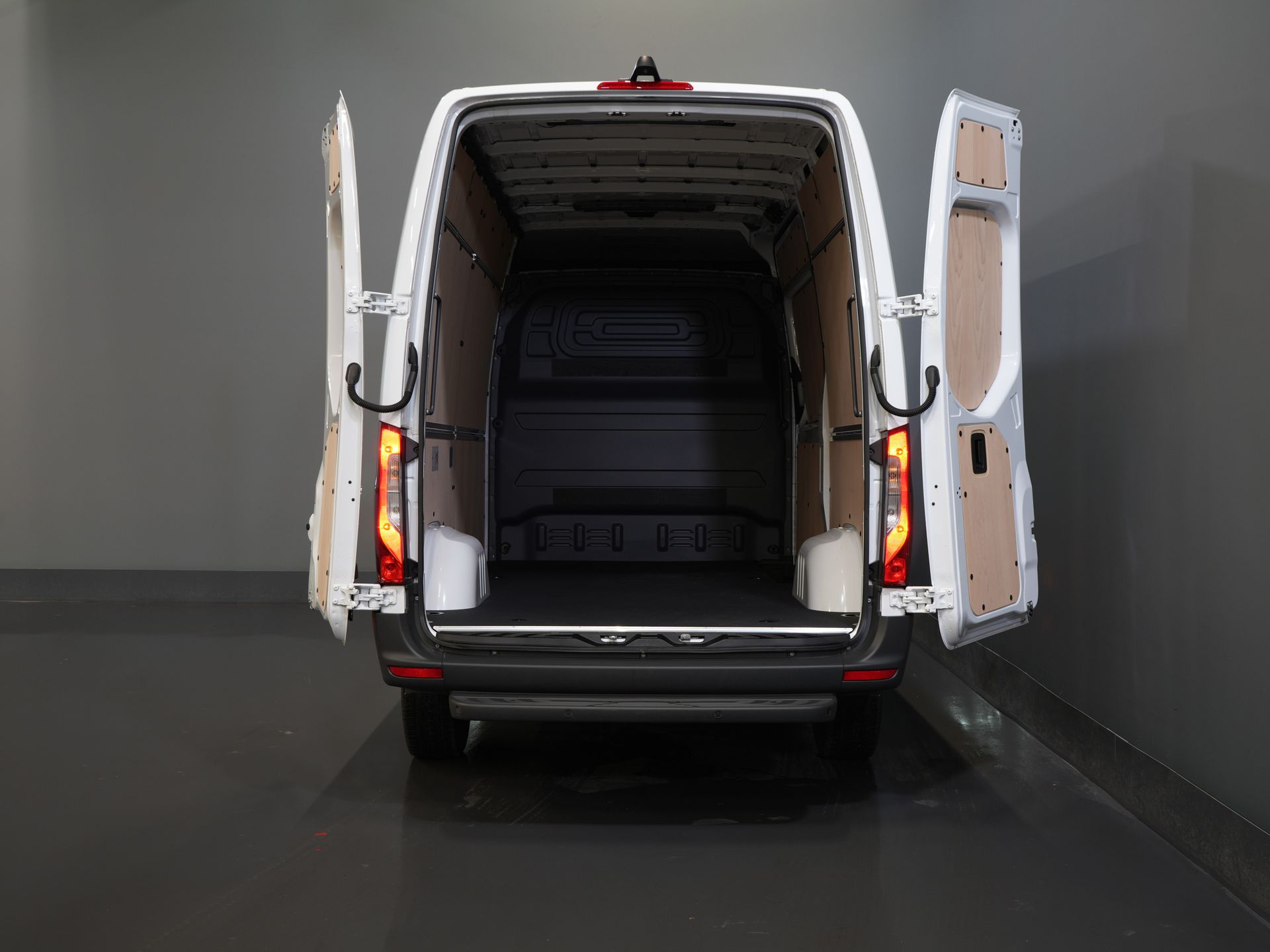 Mercedes-Benz Sprinter Van 317 Aut. L2H2 BPM ¡GRATIS! 3.5t Towbar/ LED/ 270 Gr.Doors/ Gev.Stoel/ Stoelverw./ Navi/ Camera/ PDC/ Carpenter/ Cruise