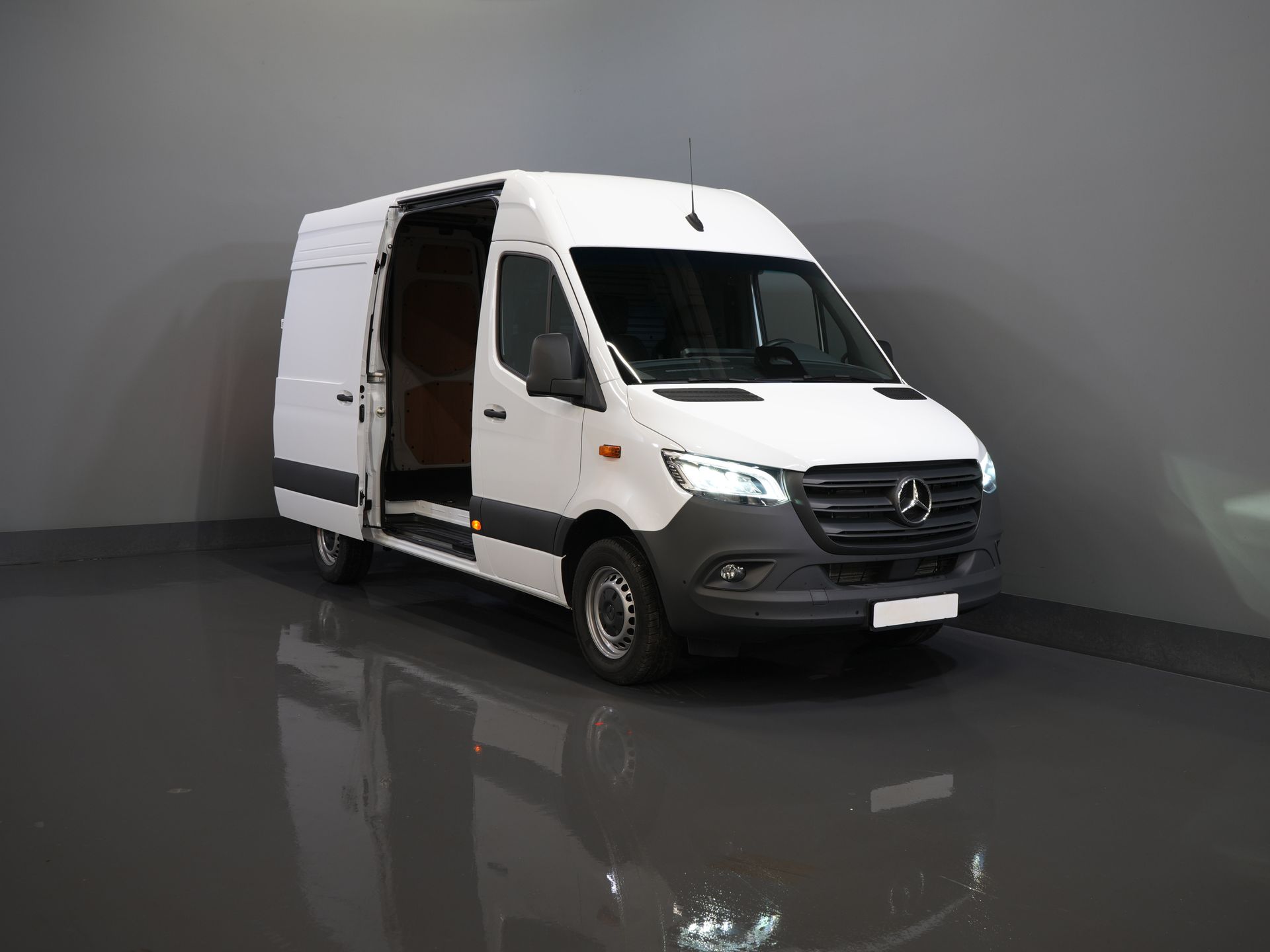 Mercedes-Benz Sprinter Van 317 Aut. L2H2 BPM ¡GRATIS! 3.5t Towbar/ LED/ 270 Gr.Doors/ Gev.Stoel/ Stoelverw./ Navi/ Camera/ PDC/ Carpenter/ Cruise