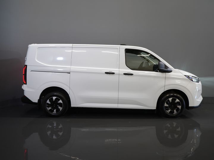 Ford E-Transit Custom Van Trend 65 kWh 330 km WLTP Garanție până în 2029/ LED/ Încălzire stand/ Încărcător rapid/ 2.3t Echipament remorcare/ Volan/ Încălzire scaune/ Carplay/ Cameră