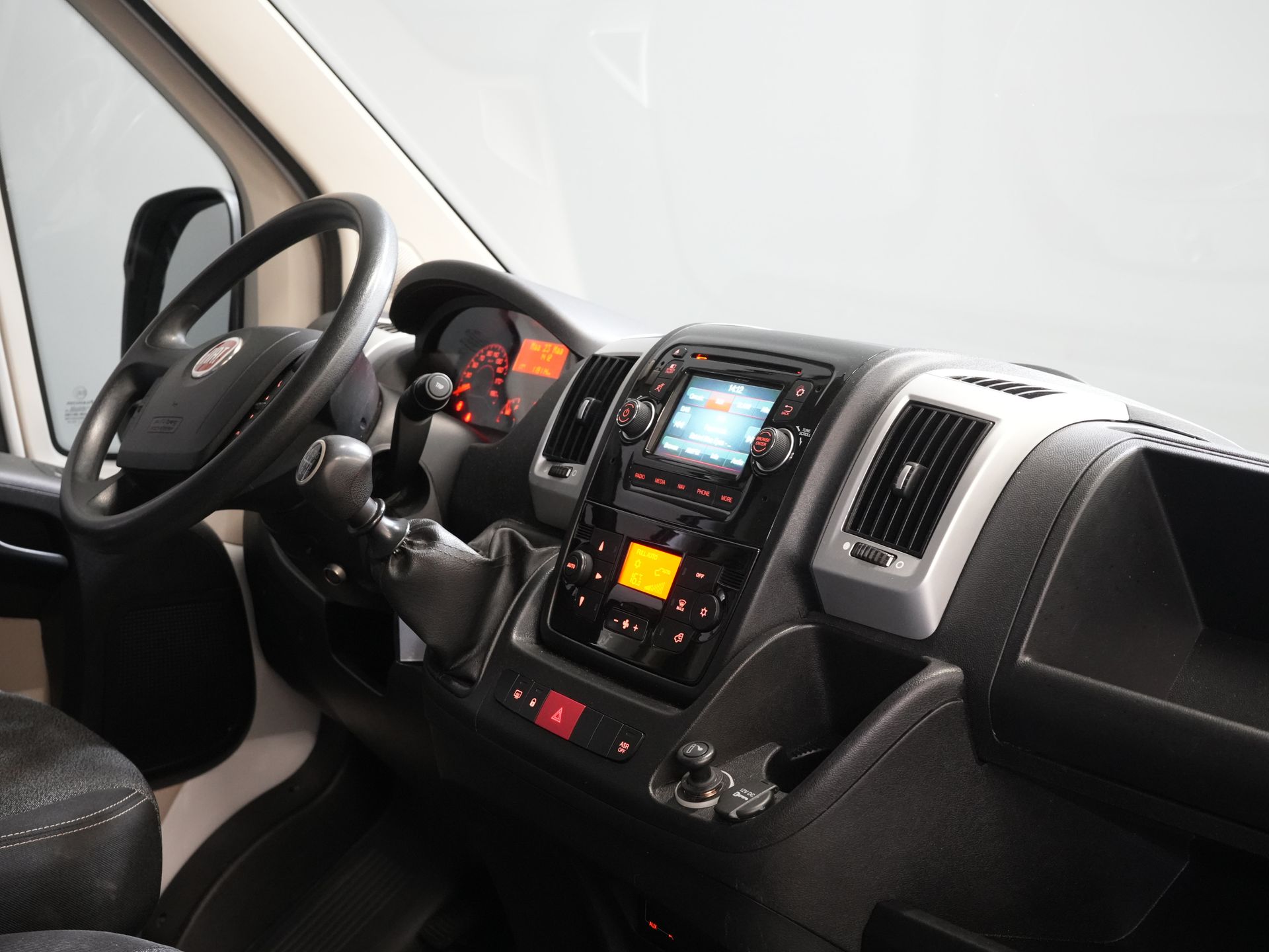 Fiat Ducato Van 2.3 MJ 130 CP L2H2 Imperial + Scară/ Climă/ Navi/ DAB/ PDC/ Cruise/ Bara de remorcare