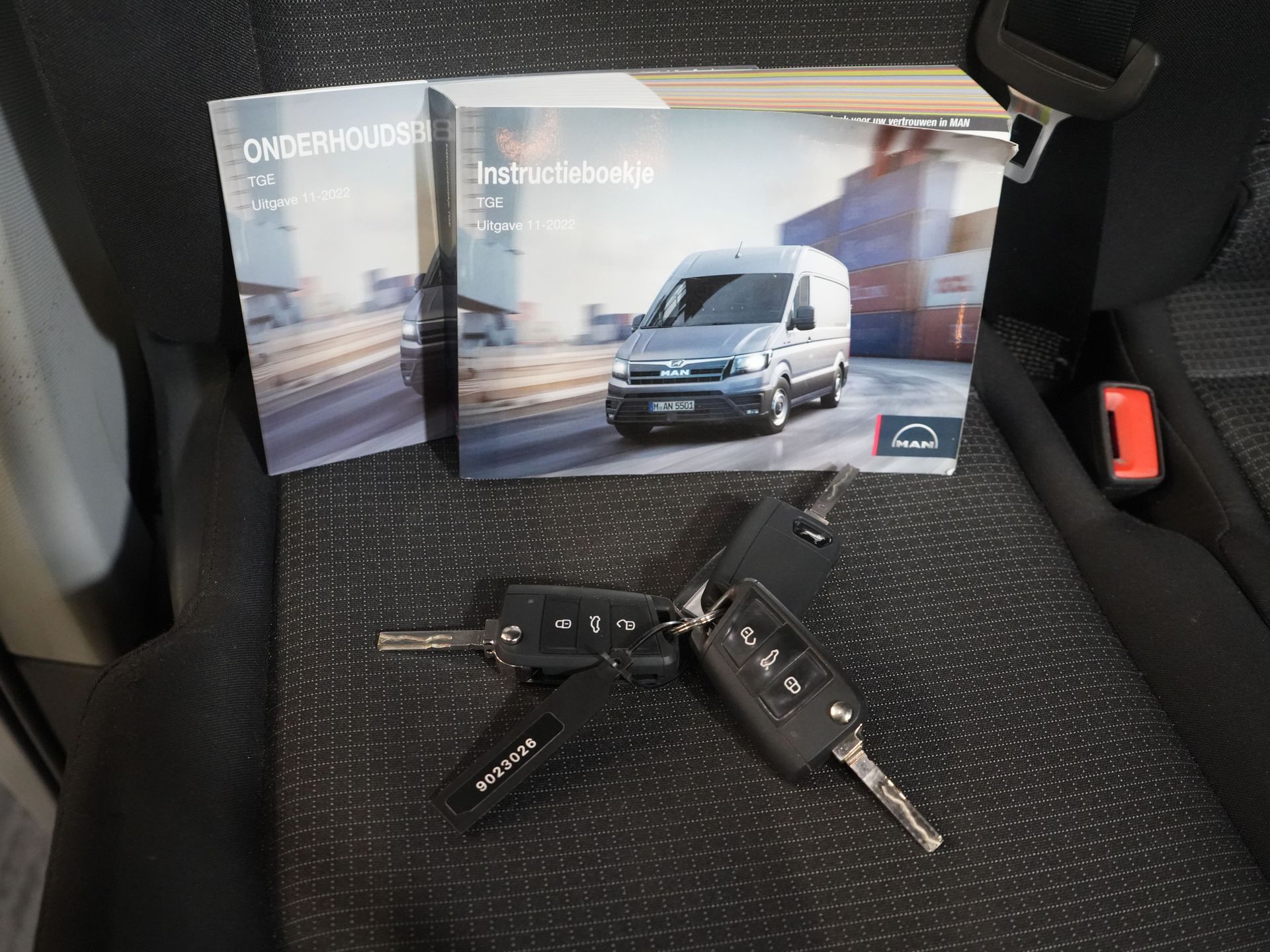 MAN TGE Van 3,180 180 hp DSG Aut. L4H3 DC Double Cab BPM FREE! 7 pers./ 270Gr. Doors/ Carplay/ Imperial + Stairs/ Gev.Stoel/ Cruise/ Came