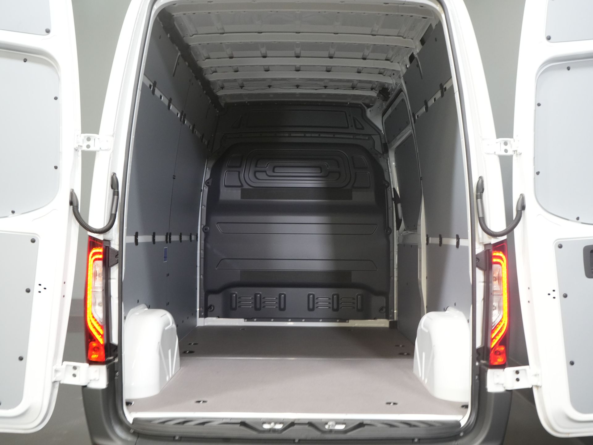 Mercedes-Benz Sprinter Van 211 Aut. L2H2 BPM FREE/ LED/ Riscaldatore a cavalletto/ Riscaldamento sedili/ Clima/ Carplay/ Videocamera/ Cruise/ Gancio di traino