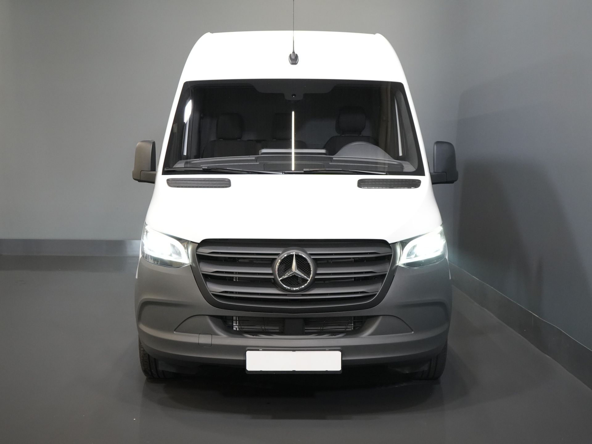 Mercedes-Benz Sprinter Van 211 Aut. L2H2 BPM FREE/ LED/ Riscaldatore a cavalletto/ Riscaldamento sedili/ Clima/ Carplay/ Videocamera/ Cruise/ Gancio di traino