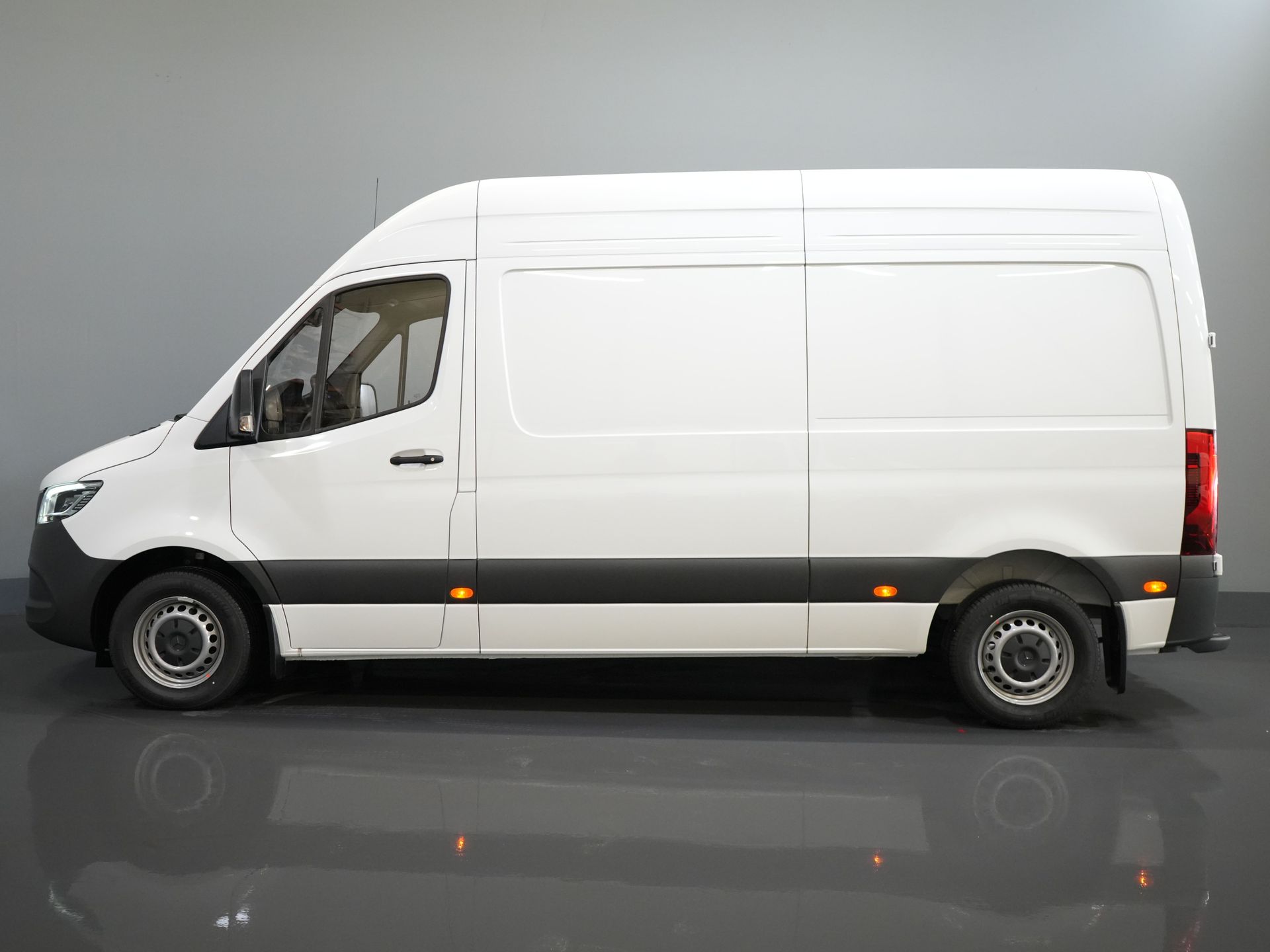 Mercedes-Benz Sprinter Van 211 Aut. L2H2 BPM FREE/ LED/ Riscaldatore a cavalletto/ Riscaldamento sedili/ Clima/ Carplay/ Videocamera/ Cruise/ Gancio di traino