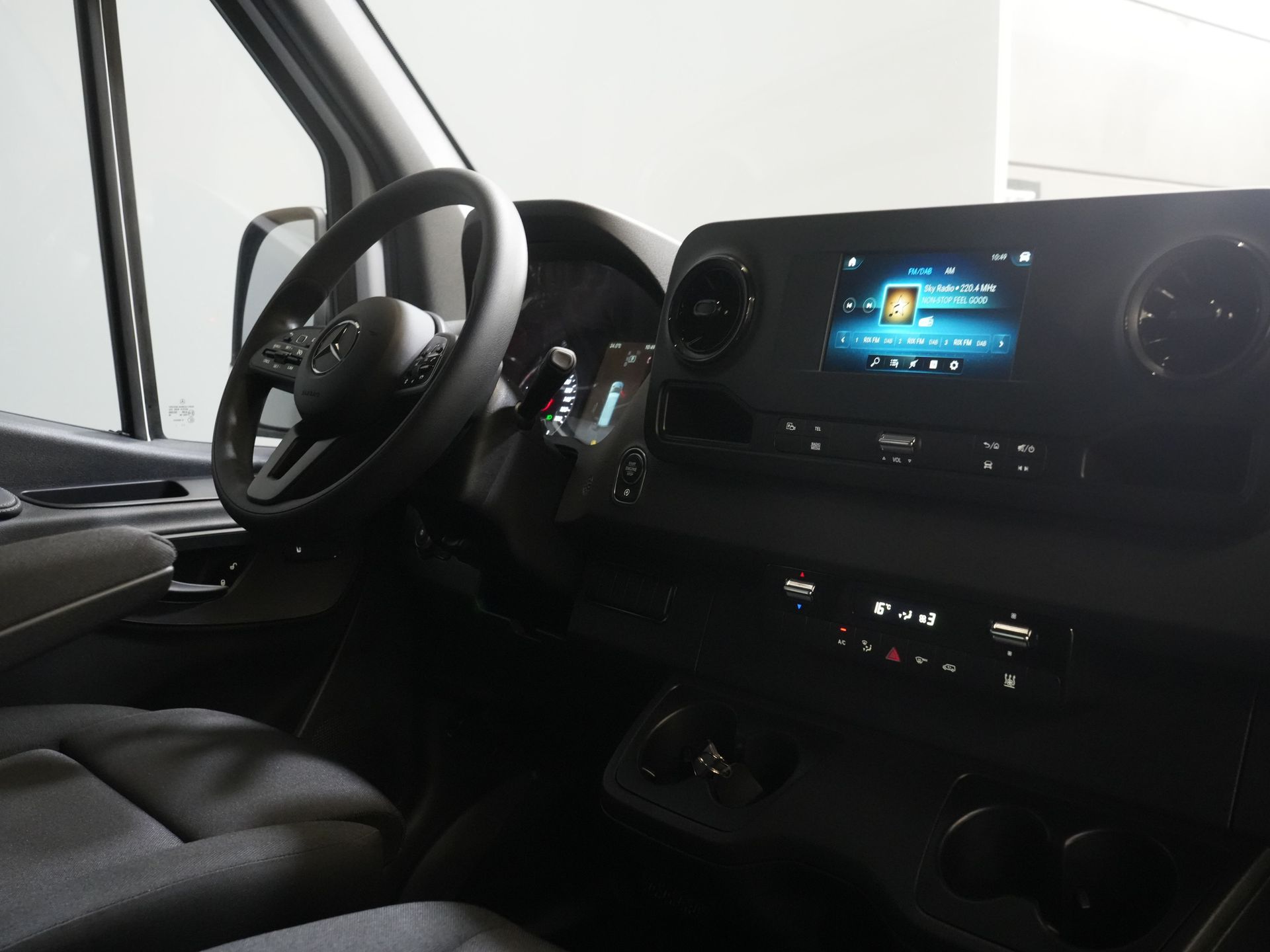 Mercedes-Benz Sprinter Van 211 Aut. L2H2 BPM FREE/ LED/ Riscaldatore a cavalletto/ Riscaldamento sedili/ Clima/ Carplay/ Videocamera/ Cruise/ Gancio di traino