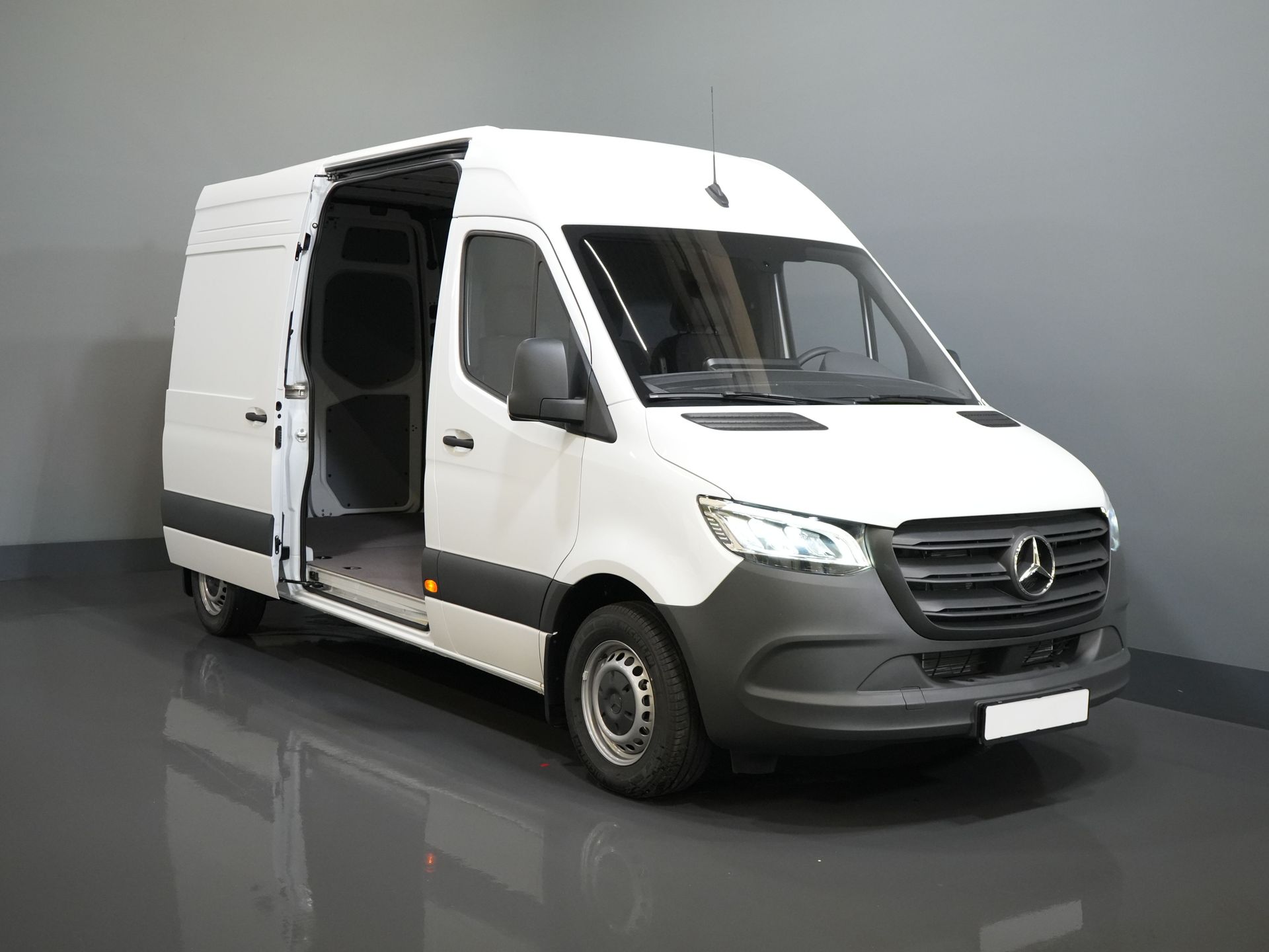 Mercedes-Benz Sprinter Van 211 Aut. L2H2 BPM FREE/ LED/ Riscaldatore a cavalletto/ Riscaldamento sedili/ Clima/ Carplay/ Videocamera/ Cruise/ Gancio di traino