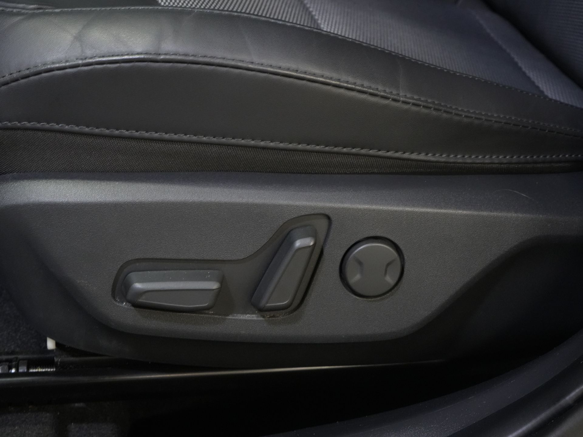 Kia Niro SUV 1.6 GDi PHEV LED/ Adapt.Cruise/ Elek.Seat/ Seatverw./ Steeringverw./ Virtual Cockpit/ Carplay/ Navi/ Camera/ Climate