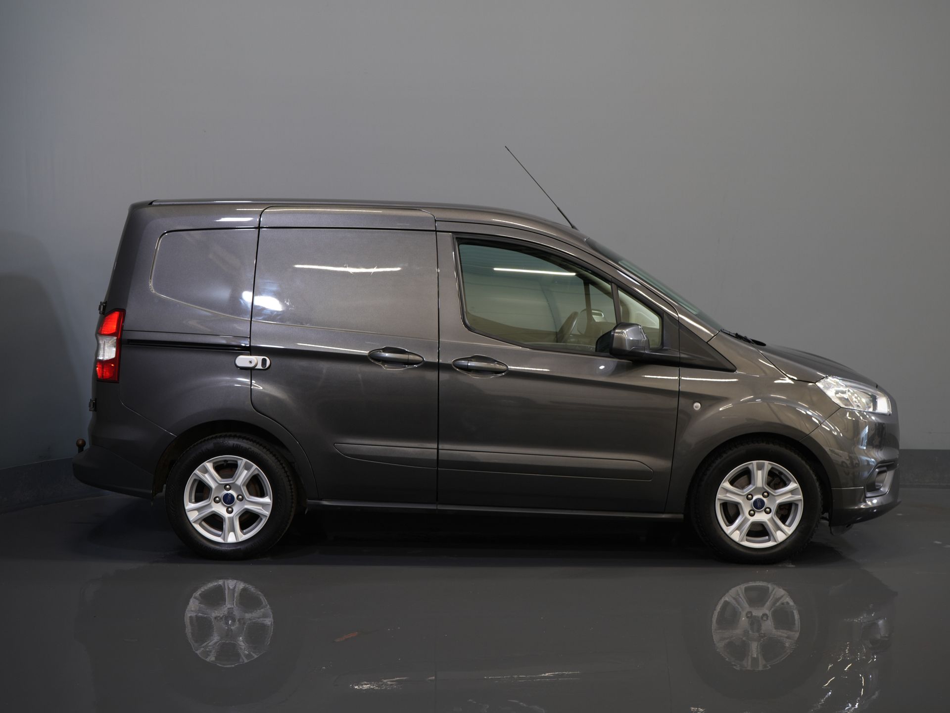 Ford Transit Courier Van 1.5 TDCI 100 ch Limited Sièges / Pare-brise / Navi / Carplay / Caméra / Climatisation / PDC / LMV / Croisière / Attelage