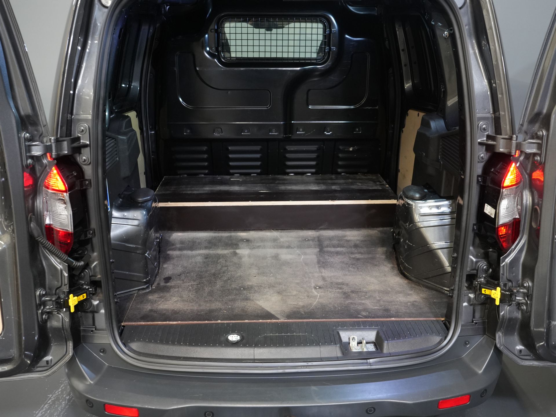 Ford Transit Courier Van 1.5 TDCI 100 ch Limited Sièges / Pare-brise / Navi / Carplay / Caméra / Climatisation / PDC / LMV / Croisière / Attelage