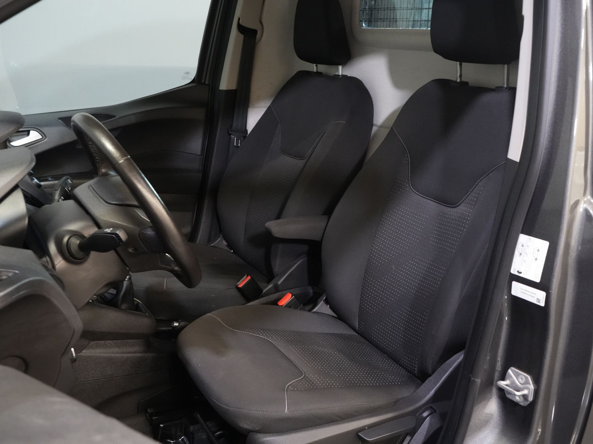 Ford Transit Courier Van 1.5 TDCI 100 ch Limited Sièges / Pare-brise / Navi / Carplay / Caméra / Climatisation / PDC / LMV / Croisière / Attelage