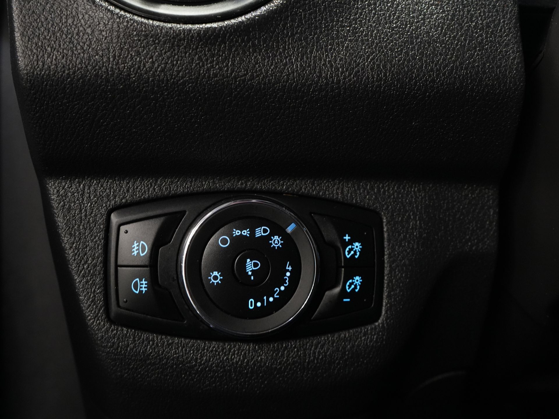 Ford Transit Courier Van 1.5 TDCI 100 ch Limited Sièges / Pare-brise / Navi / Carplay / Caméra / Climatisation / PDC / LMV / Croisière / Attelage