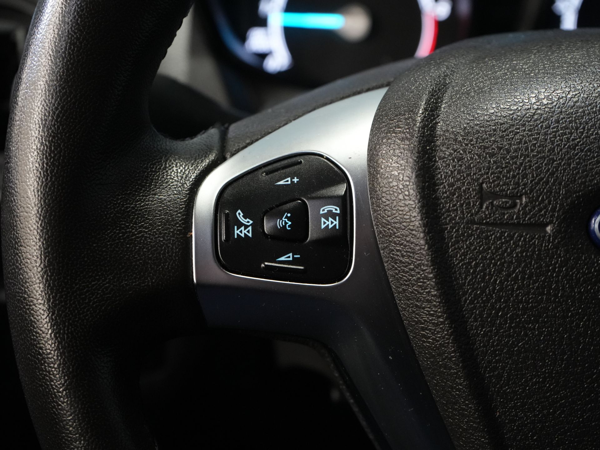 Ford Transit Courier Van 1.5 TDCI 100 ch Limited Sièges / Pare-brise / Navi / Carplay / Caméra / Climatisation / PDC / LMV / Croisière / Attelage