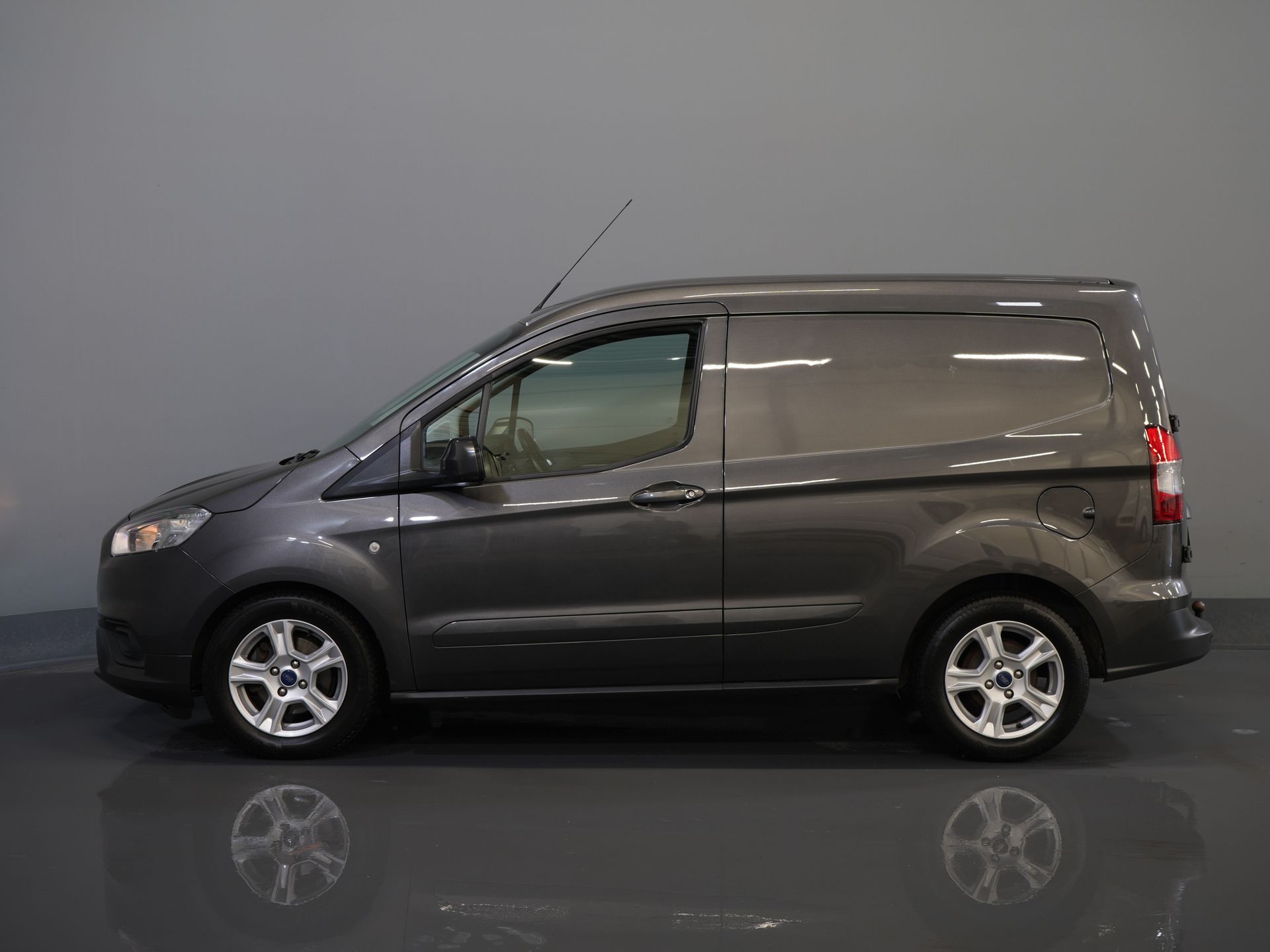 Ford Transit Courier Van 1.5 TDCI 100 ch Limited Sièges / Pare-brise / Navi / Carplay / Caméra / Climatisation / PDC / LMV / Croisière / Attelage