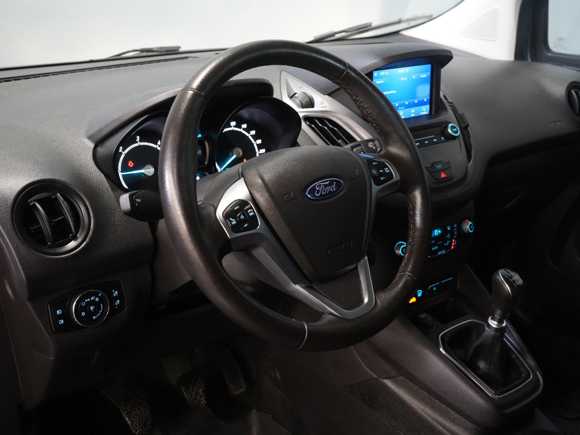 Ford Transit Courier Van 1.5 TDCI 100 ch Limited Sièges / Pare-brise / Navi / Carplay / Caméra / Climatisation / PDC / LMV / Croisière / Attelage