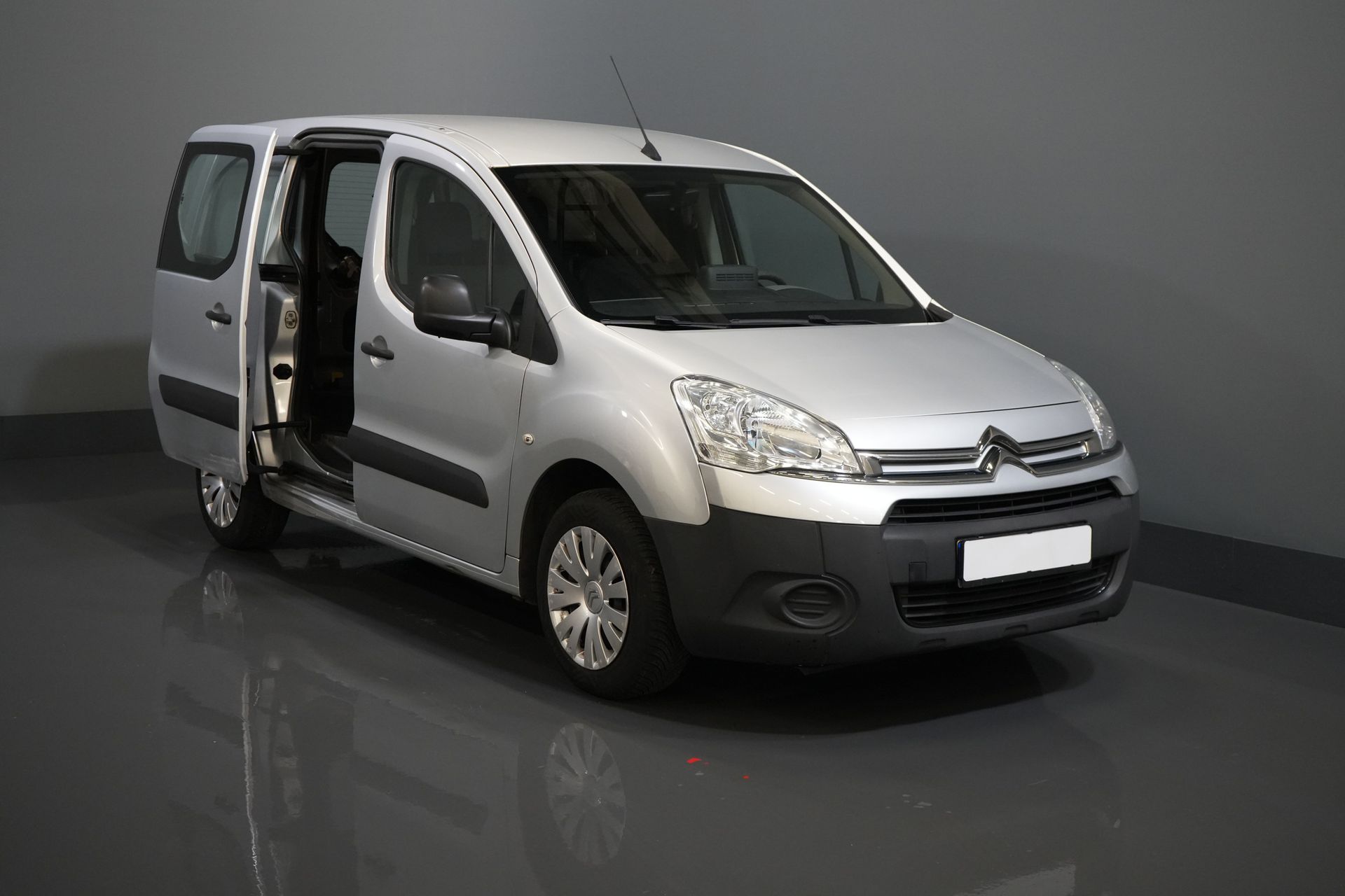 Citroën Berlingo Van 1.6 HDI 90 hp L2 EXPORT ONLY 3 Pers./ NL-car/ Navi/ Airco/ Towbar