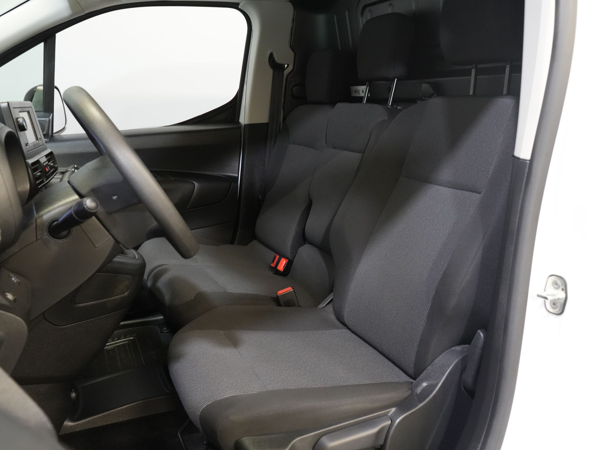 Ford E-Transit Custom Van Trend 65 kWh 330 km WLTP Garanție până în 2029/ LED/ Încălzire stand/ Încărcător rapid/ 2.3t Echipament remorcare/ Volan/ Încălzire scaune/ Carplay/ Cameră