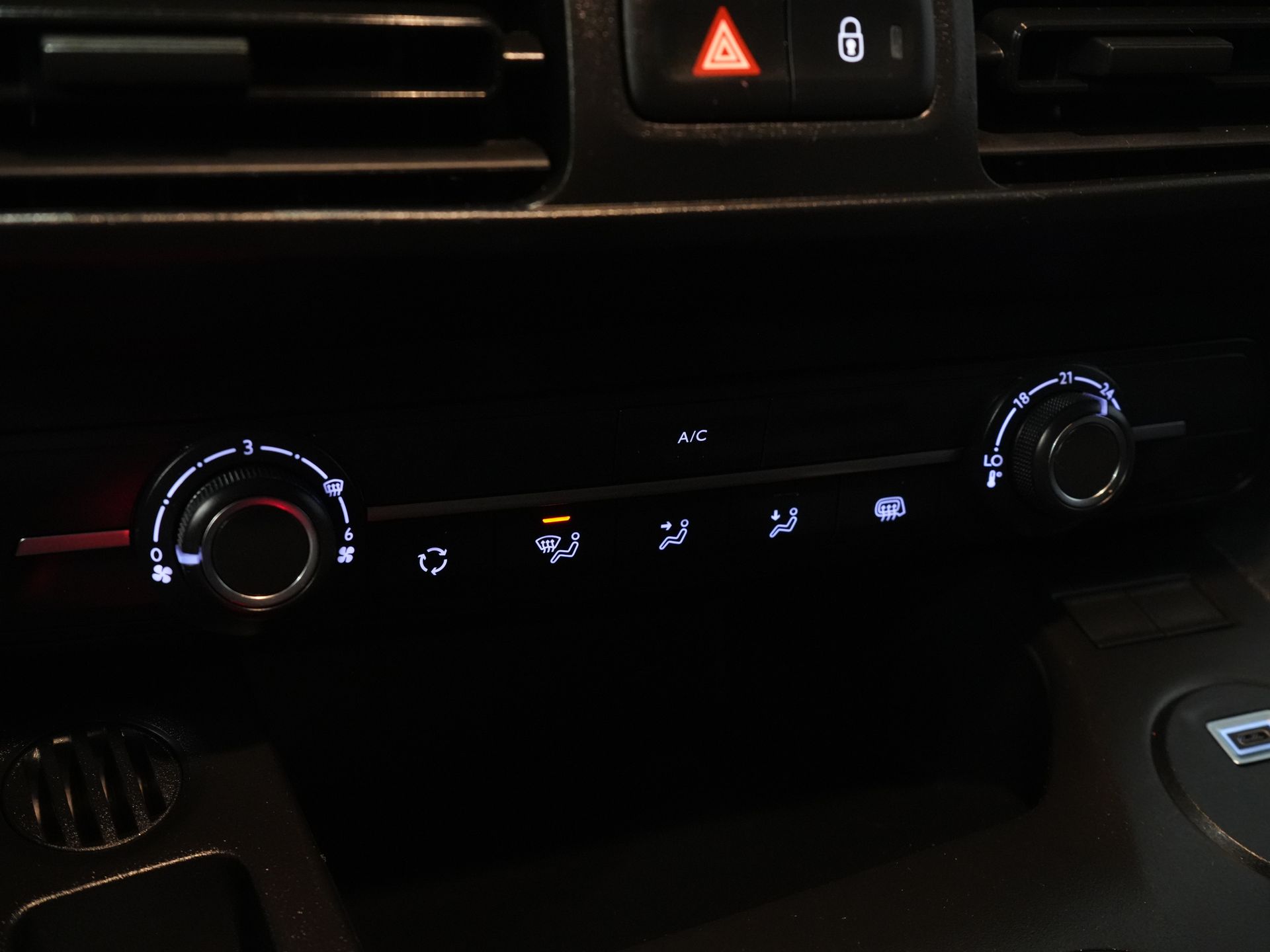 Ford E-Transit Custom Van Trend 65 kWh 330 km WLTP Garanție până în 2029/ LED/ Încălzire stand/ Încărcător rapid/ 2.3t Echipament remorcare/ Volan/ Încălzire scaune/ Carplay/ Cameră