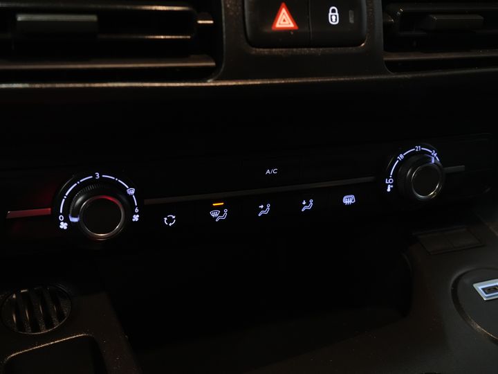 Ford E-Transit Custom Van Trend 65 kWh 330 km WLTP Garanție până în 2029/ LED/ Încălzire stand/ Încărcător rapid/ 2.3t Echipament remorcare/ Volan/ Încălzire scaune/ Carplay/ Cameră