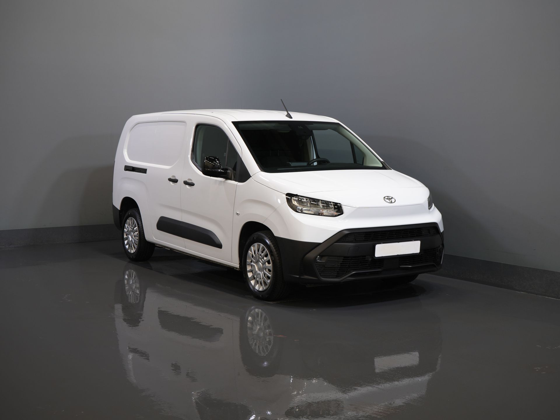 Ford E-Transit Custom Van Trend 65 kWh 330 km WLTP Garanție până în 2029/ LED/ Încălzire stand/ Încărcător rapid/ 2.3t Echipament remorcare/ Volan/ Încălzire scaune/ Carplay/ Cameră