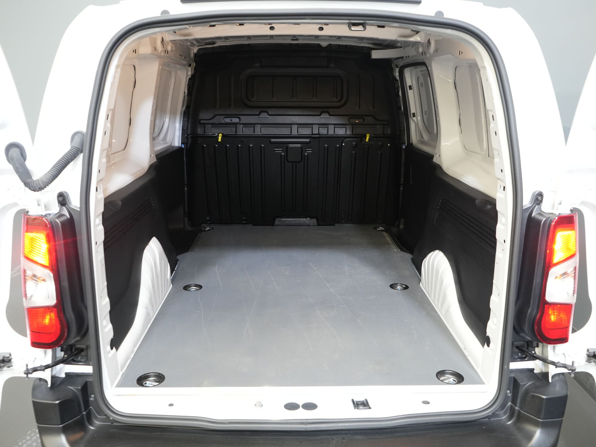 Ford E-Transit Custom Van Trend 65 kWh 330 km WLTP Garanție până în 2029/ LED/ Încălzire stand/ Încărcător rapid/ 2.3t Echipament remorcare/ Volan/ Încălzire scaune/ Carplay/ Cameră