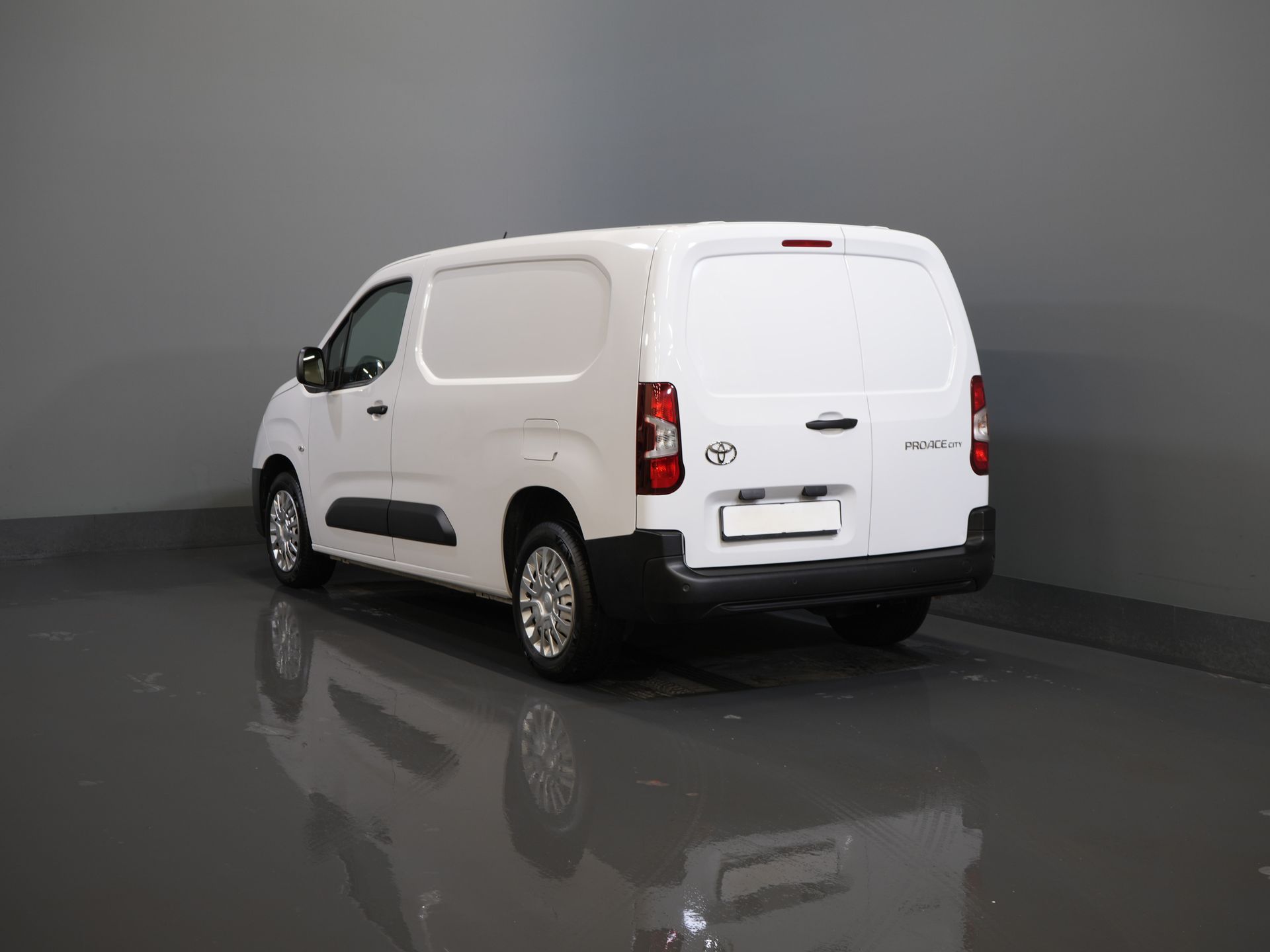 Ford E-Transit Custom Van Trend 65 kWh 330 km WLTP Garanție până în 2029/ LED/ Încălzire stand/ Încărcător rapid/ 2.3t Echipament remorcare/ Volan/ Încălzire scaune/ Carplay/ Cameră