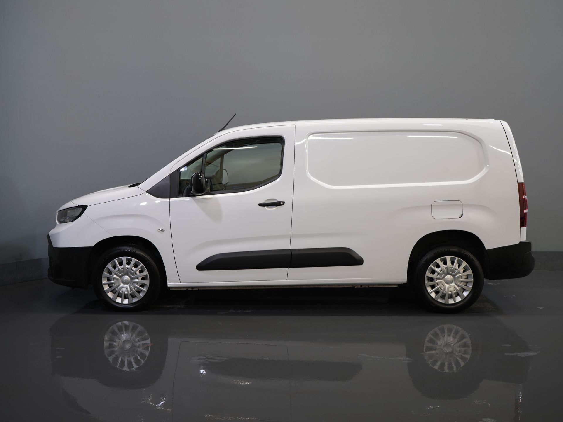 Ford E-Transit Custom Van Trend 65 kWh 330 km WLTP Garanție până în 2029/ LED/ Încălzire stand/ Încărcător rapid/ 2.3t Echipament remorcare/ Volan/ Încălzire scaune/ Carplay/ Cameră
