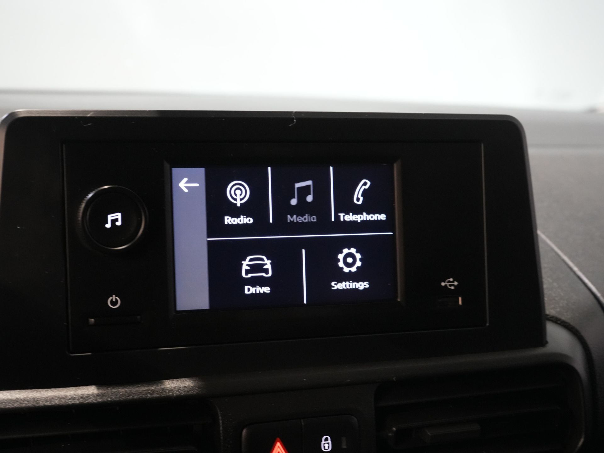 Ford E-Transit Custom Van Trend 65 kWh 330 km WLTP Garanție până în 2029/ LED/ Încălzire stand/ Încărcător rapid/ 2.3t Echipament remorcare/ Volan/ Încălzire scaune/ Carplay/ Cameră
