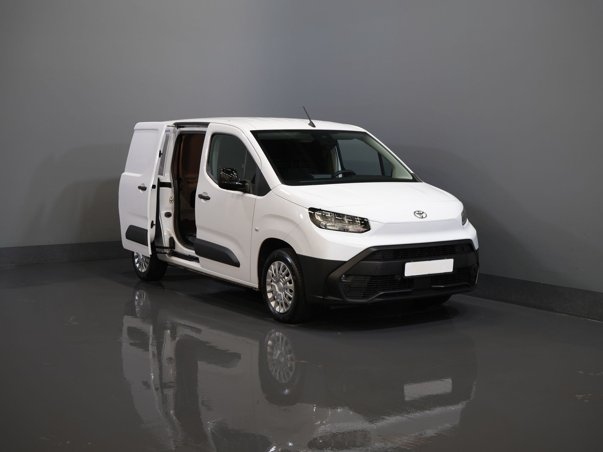 Ford E-Transit Custom Van Trend 65 kWh 330 km WLTP Garanție până în 2029/ LED/ Încălzire stand/ Încărcător rapid/ 2.3t Echipament remorcare/ Volan/ Încălzire scaune/ Carplay/ Cameră