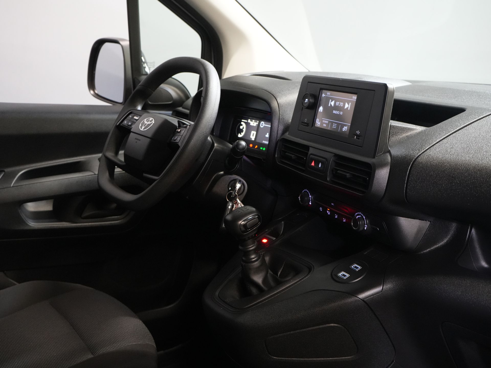 Ford E-Transit Custom Van Trend 65 kWh 330 km WLTP Garanție până în 2029/ LED/ Încălzire stand/ Încărcător rapid/ 2.3t Echipament remorcare/ Volan/ Încălzire scaune/ Carplay/ Cameră