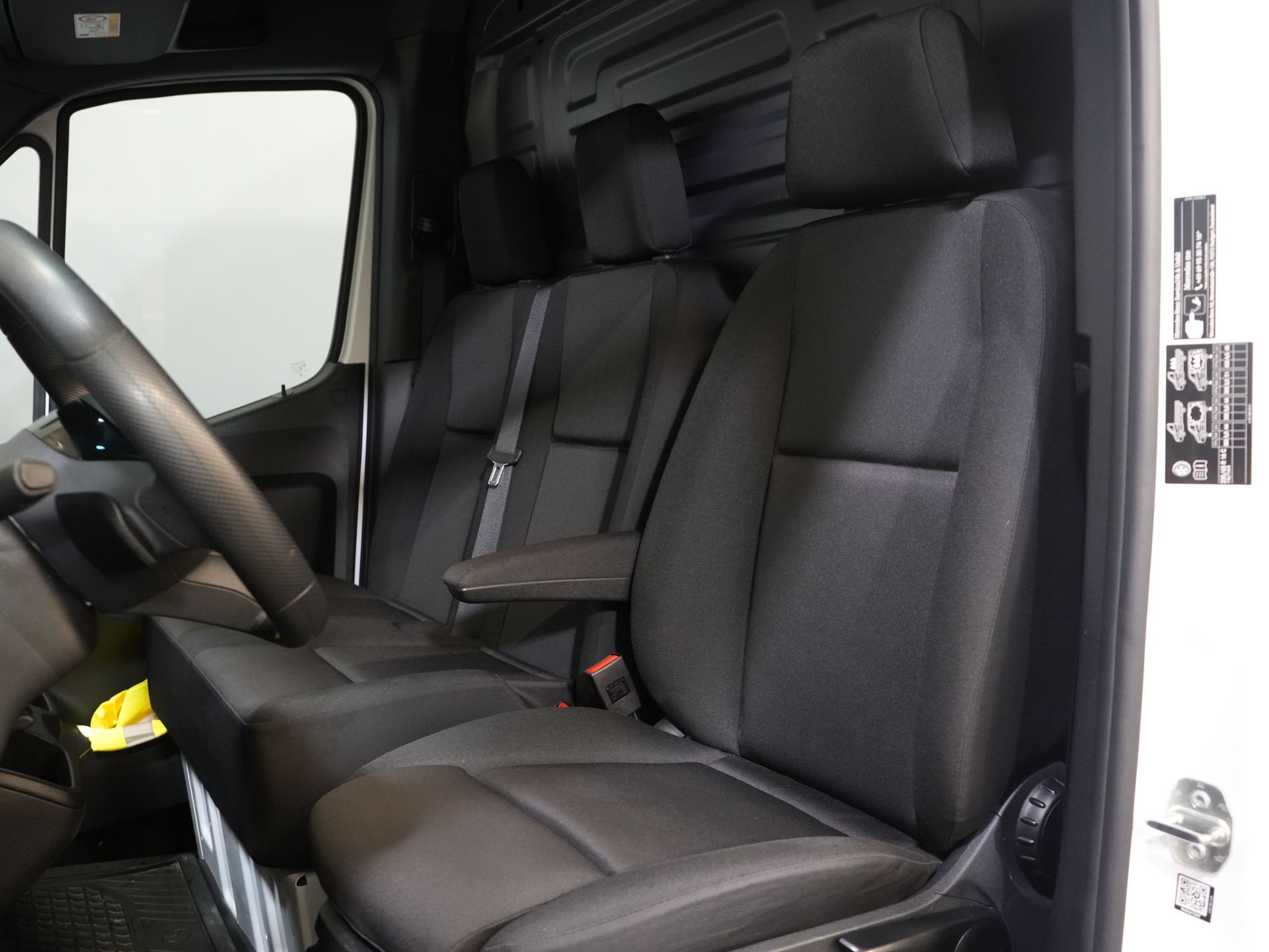 Mercedes-Benz Sprinter Van 317 CDI Aut. L2H2 BPM FREE! 3.5t Anhängelast/ Montierter Sitz/ 270 Gr. Türen/ Sitzheizung/Navi/ Kamera/ Cruise/ Airco/ DAB