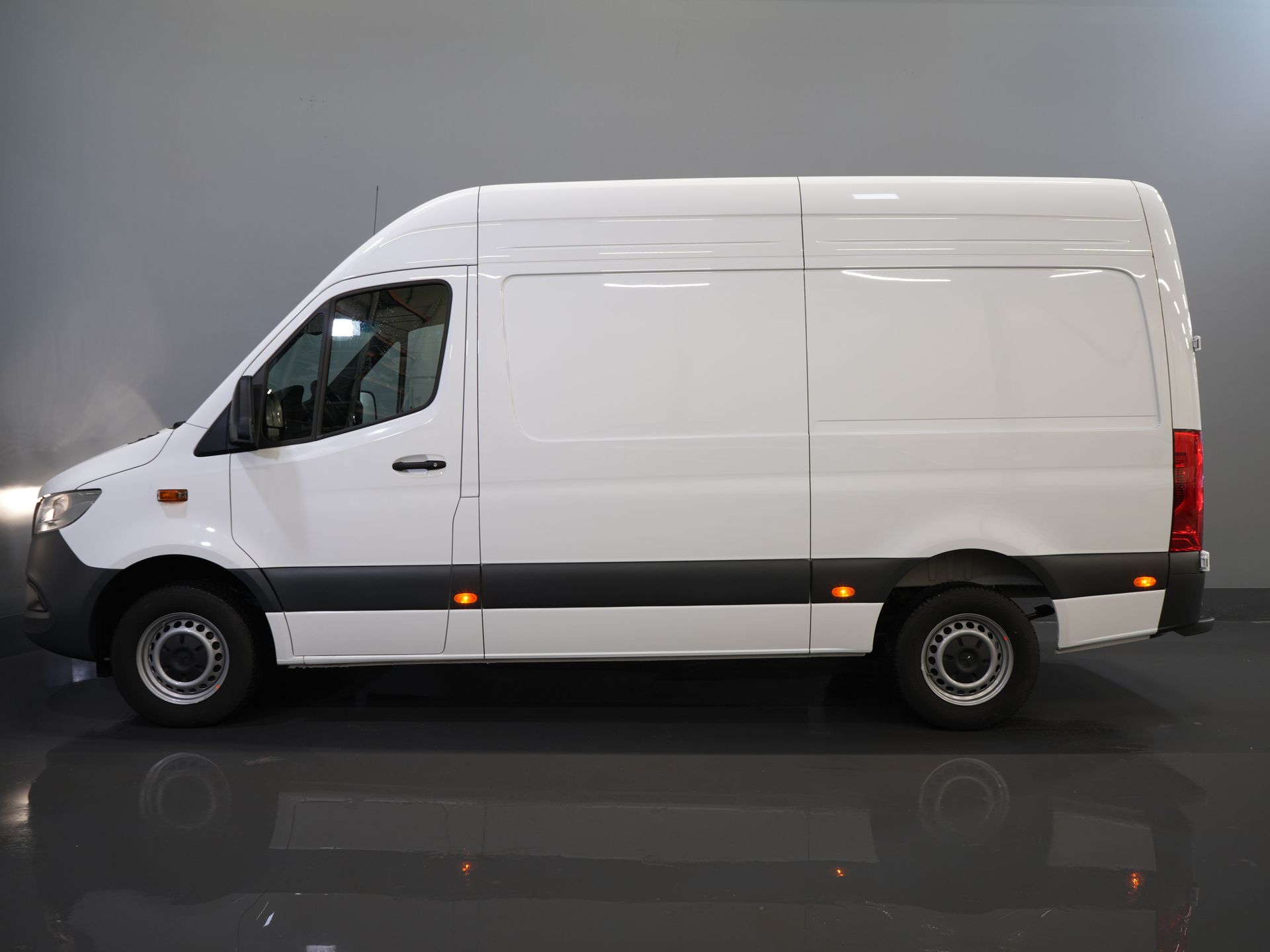 Mercedes-Benz Sprinter Van 317 CDI Aut. L2H2 BPM FREE! 3.5t Anhängelast/ Montierter Sitz/ 270 Gr. Türen/ Sitzheizung/Navi/ Kamera/ Cruise/ Airco/ DAB