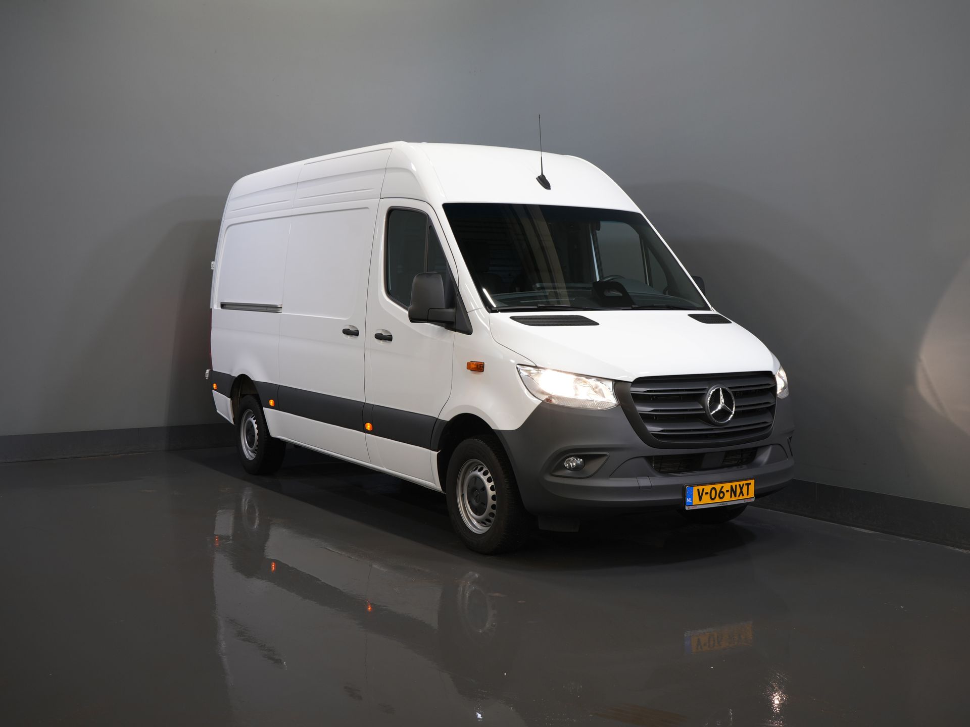 Mercedes-Benz Sprinter Van 317 CDI Aut. L2H2 BPM FREE! 3.5t Anhängelast/ Montierter Sitz/ 270 Gr. Türen/ Sitzheizung/Navi/ Kamera/ Cruise/ Airco/ DAB
