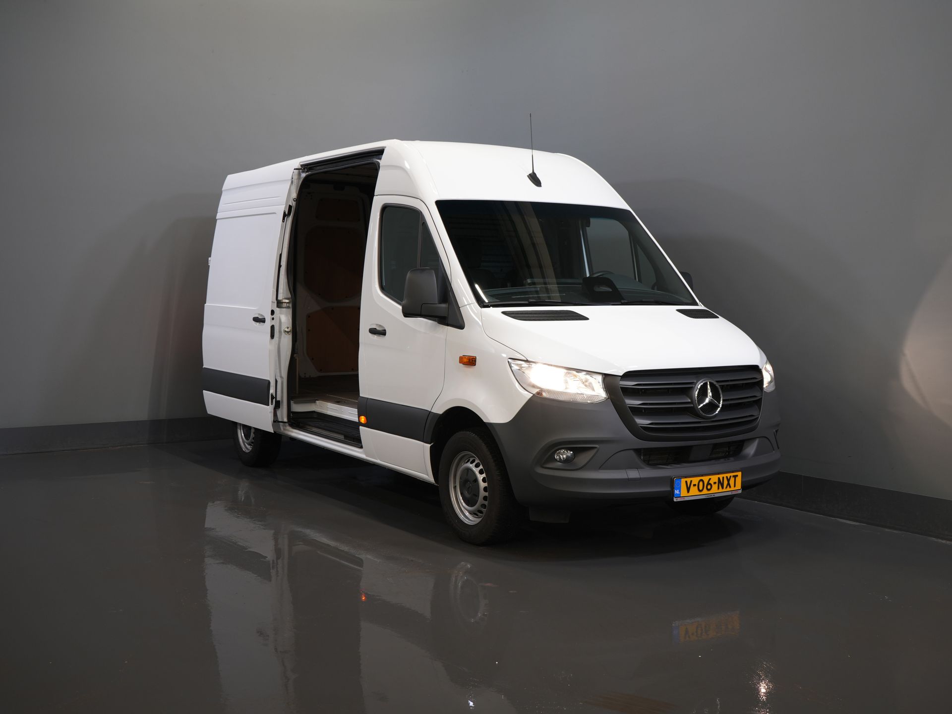 Mercedes-Benz Sprinter Van 317 CDI Aut. L2H2 BPM FREE! 3.5t Anhängelast/ Montierter Sitz/ 270 Gr. Türen/ Sitzheizung/Navi/ Kamera/ Cruise/ Airco/ DAB