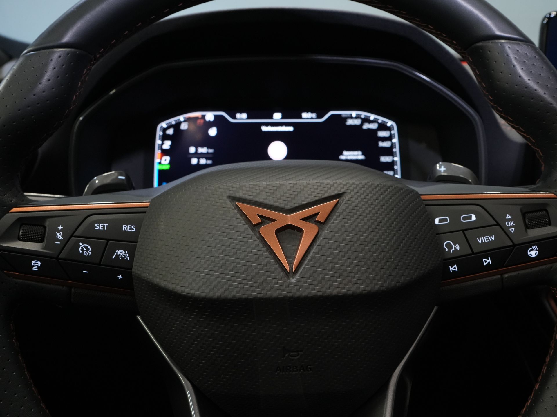 CUPRA Formentor SUV 1.4 TSI e-Hybrid Copper Edition 245 к.с. Pano/ Elek.Valve/ Adapt.Cruise/ Matrix/ Підігрів підставки/ Seatverw./ Steeringverw./ Carplay/ Комплектація