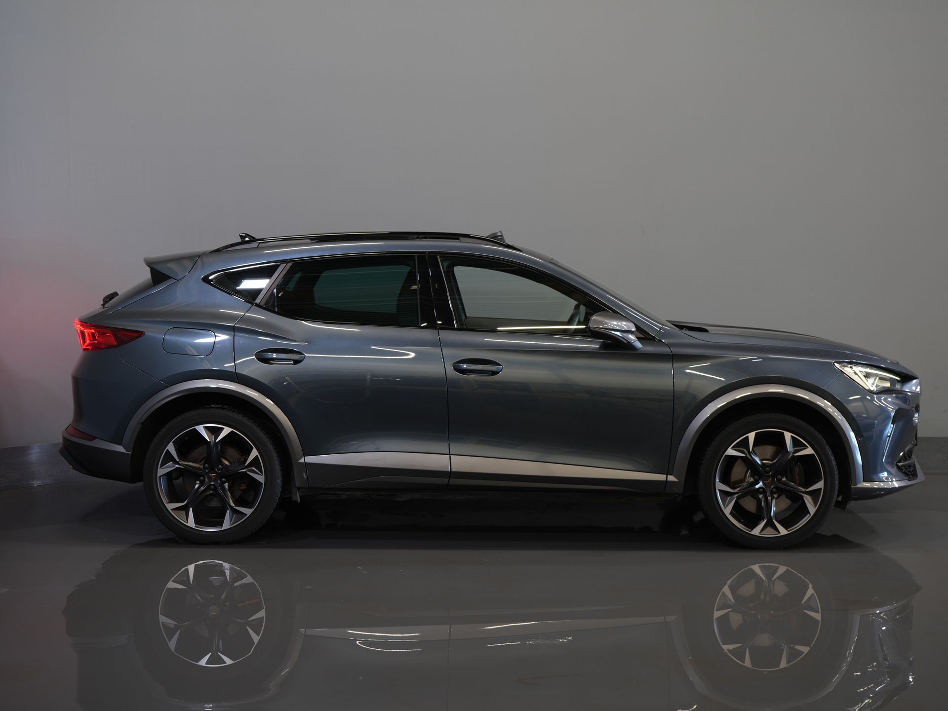 CUPRA Formentor SUV 1.4 TSI e-Hybrid Copper Edition 245 к.с. Pano/ Elek.Valve/ Adapt.Cruise/ Matrix/ Підігрів підставки/ Seatverw./ Steeringverw./ Carplay/ Комплектація