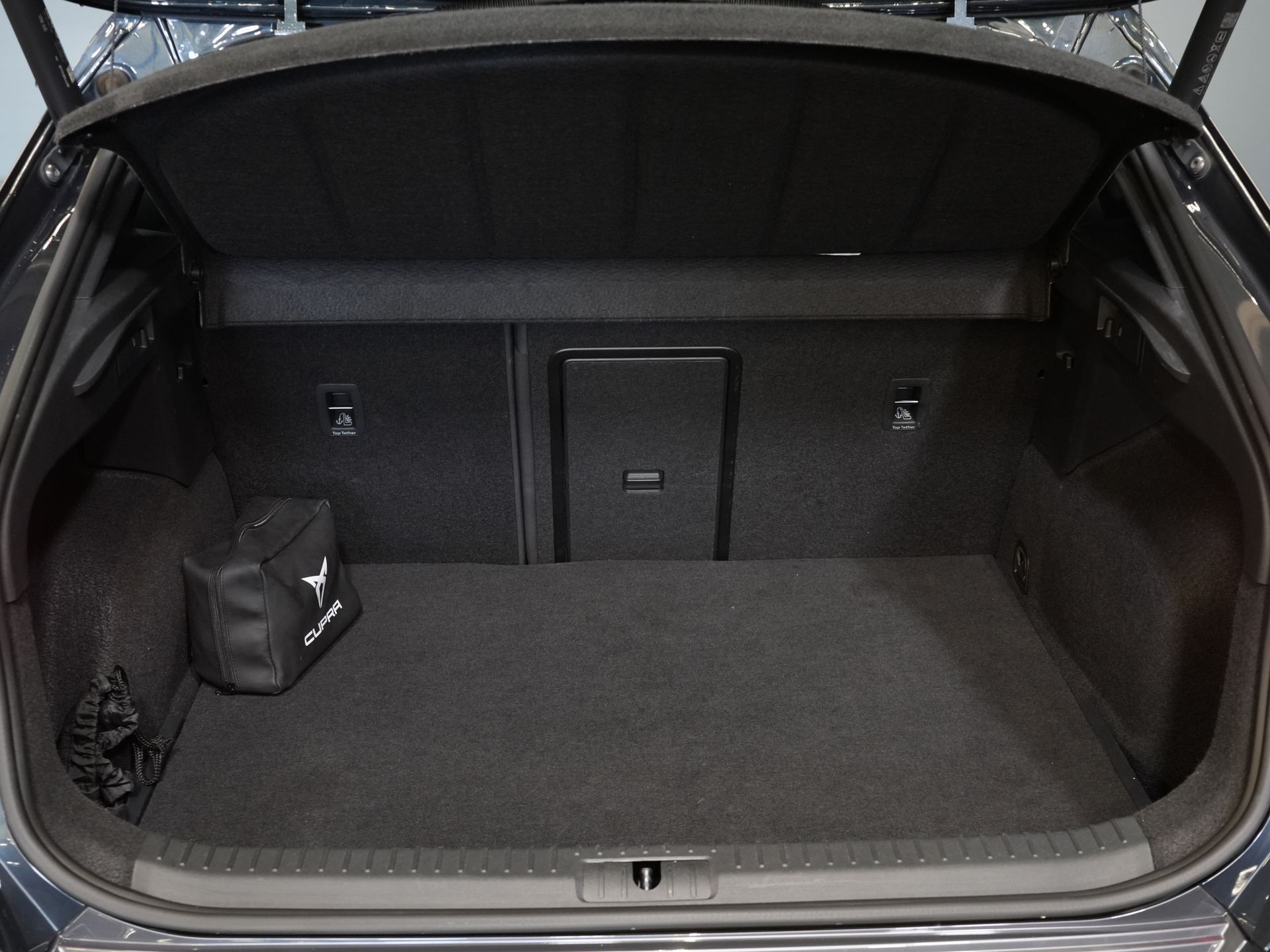 CUPRA Formentor SUV 1.4 TSI e-Hybrid Copper Edition 245 к.с. Pano/ Elek.Valve/ Adapt.Cruise/ Matrix/ Підігрів підставки/ Seatverw./ Steeringverw./ Carplay/ Комплектація