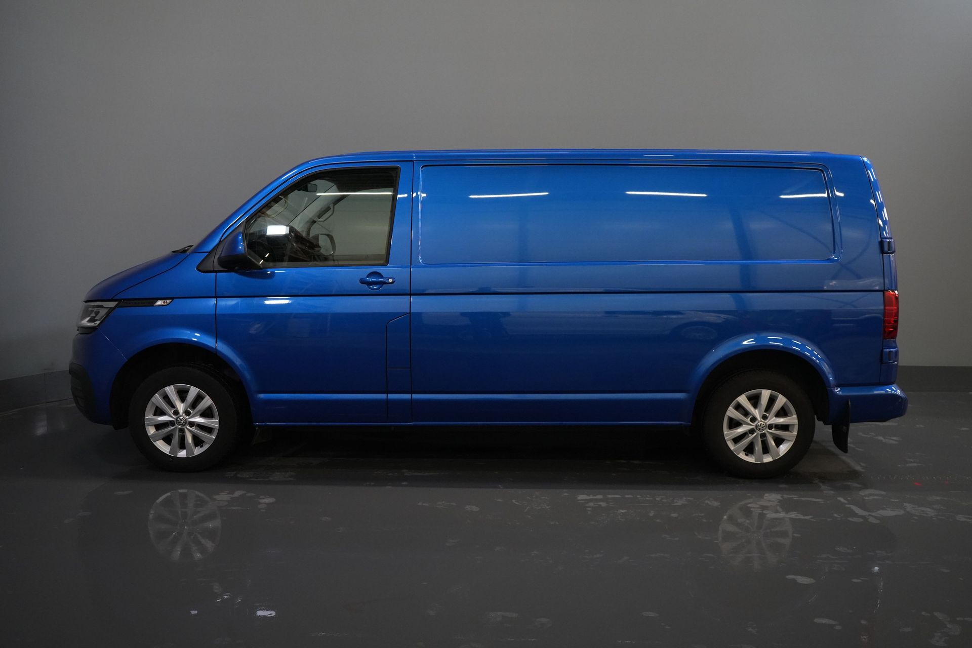Volkswagen Transporter Van T6.1 2.0 TDI 150 hp L2 DSG Aut. Highline BPM FREE! Adapt.Cruise/ 2.5t Towbar/ Stand heater/ Seatverw./ LED/ Carplay/ Navi/ Cam